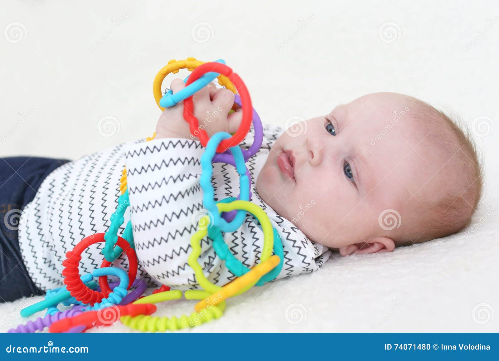 3 Mois De Jeux De Bébé Avec Le Jouet Photo stock - Image du caucasien,  gentil: 74071480