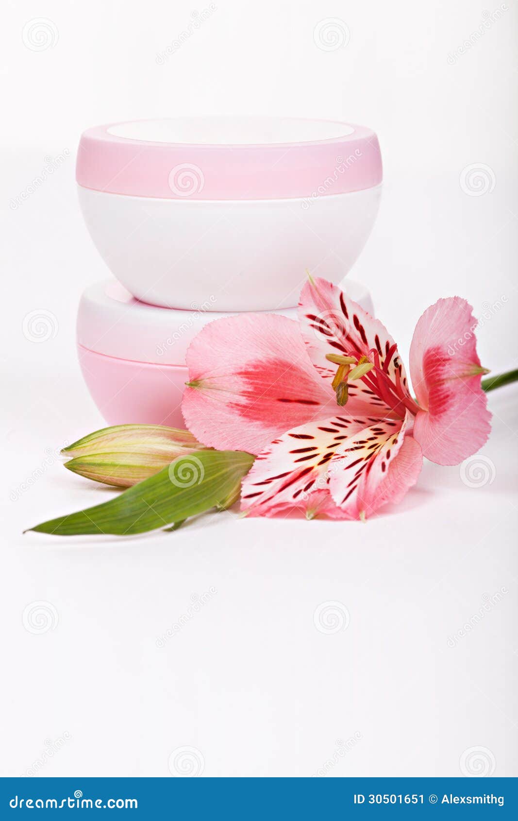 Moisturizing сливк. Moisturizing cream с blossoming цветками над белизной