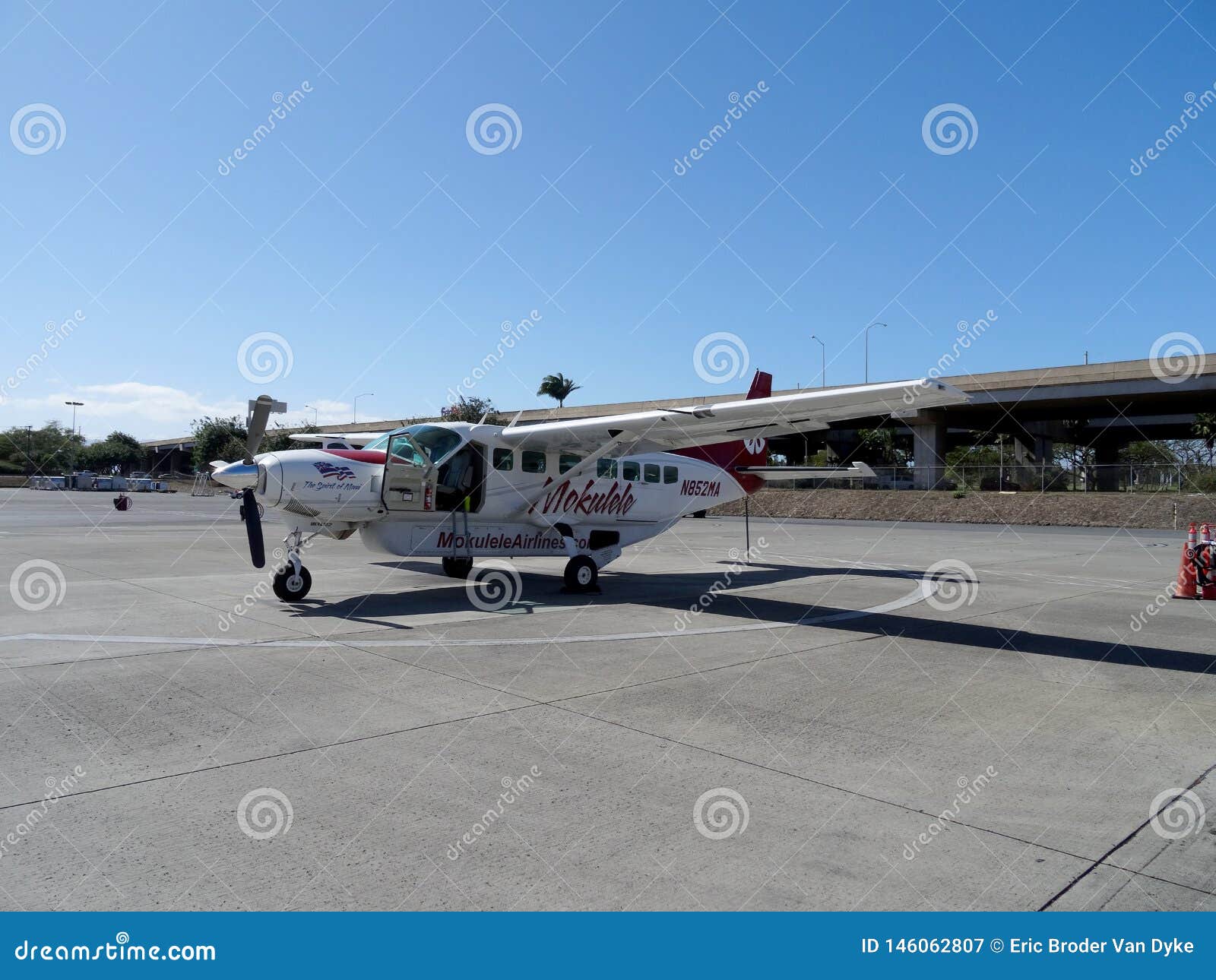 Mokulele Airplane on Tarmac Editorial Photography - Image of pacific ...