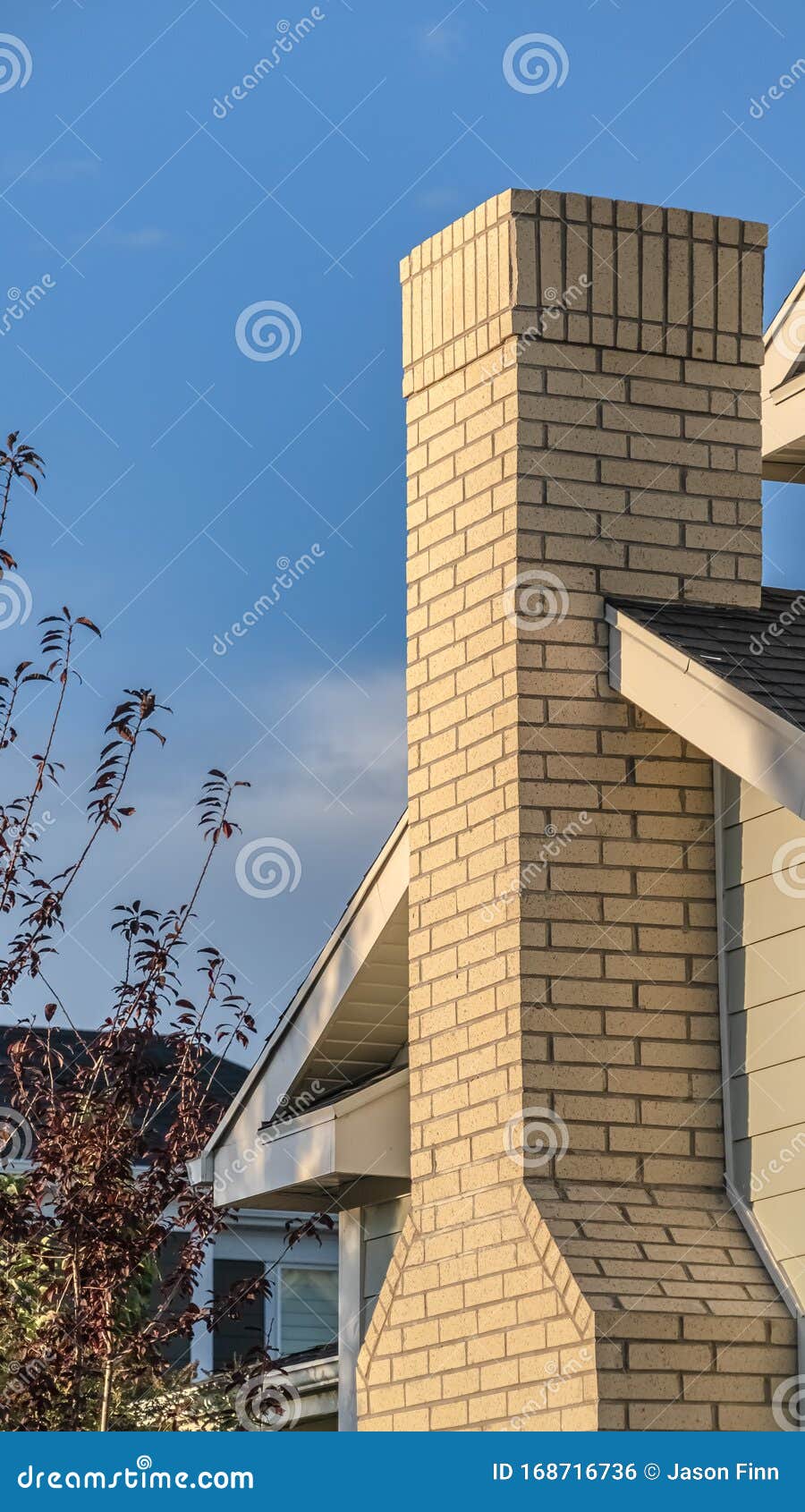 Casa Com Novas Janelas Instaladas E Chaminés Escuras E Chaminés De Tijolos  Imagem de Stock - Imagem de escuro, placa: 175478081