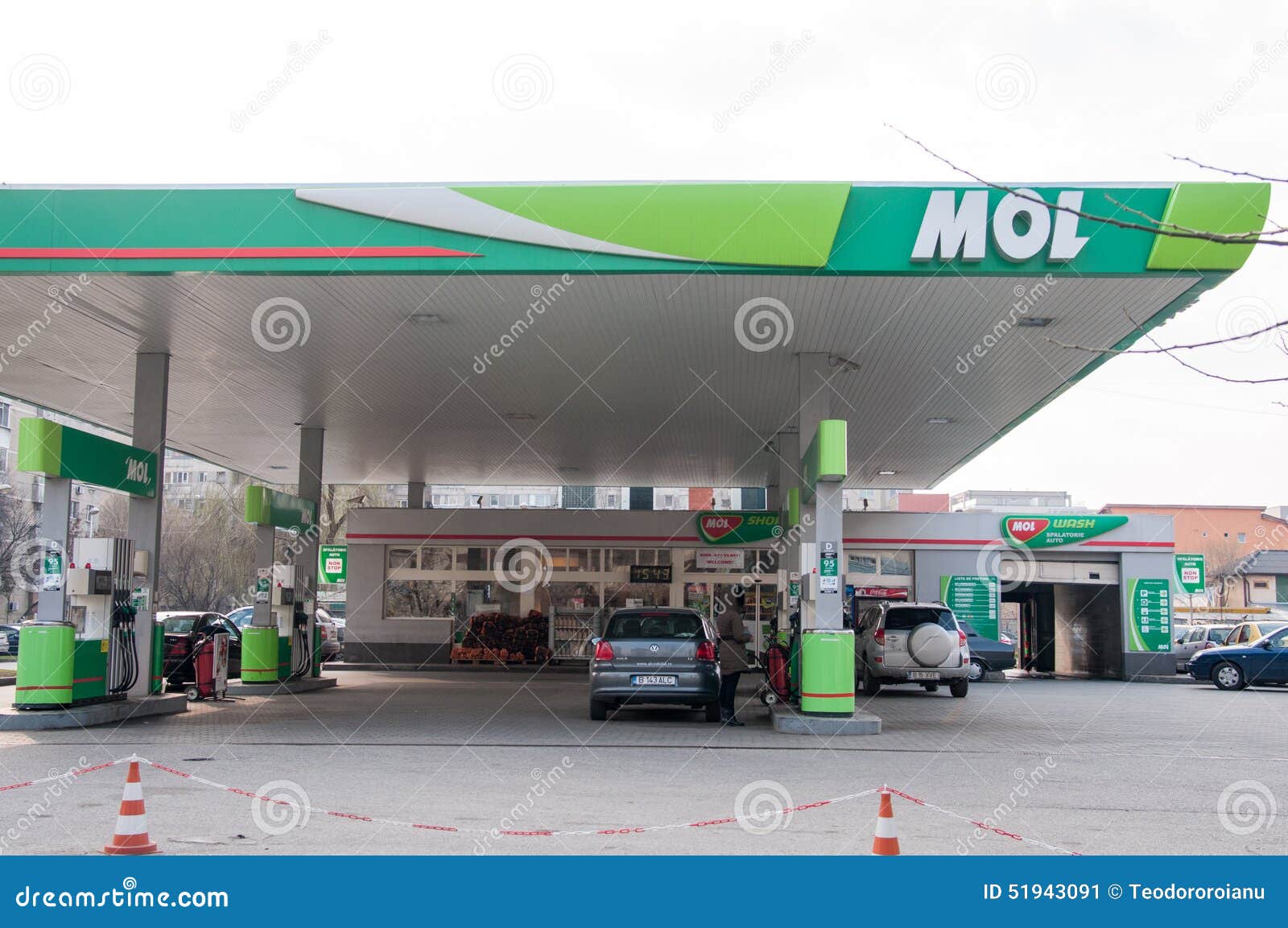 Mole de station service photo éditorial. Image du automobile 51943091