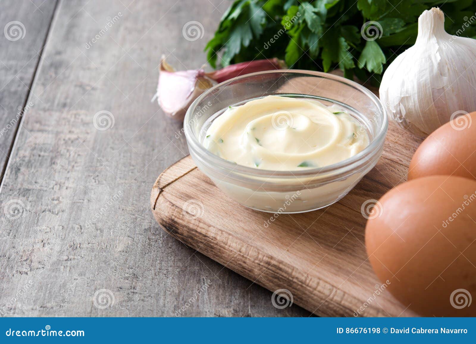 Molho e ingredientes de Aioli no fundo de madeira