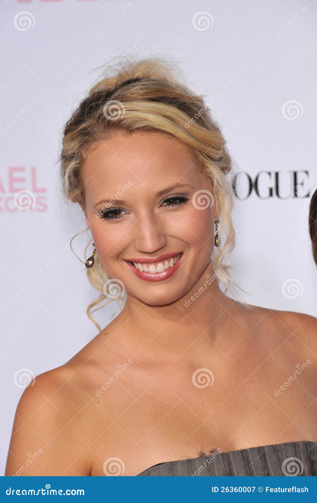 Molly McCook editorial photography. Image of vogue, party - 26360007