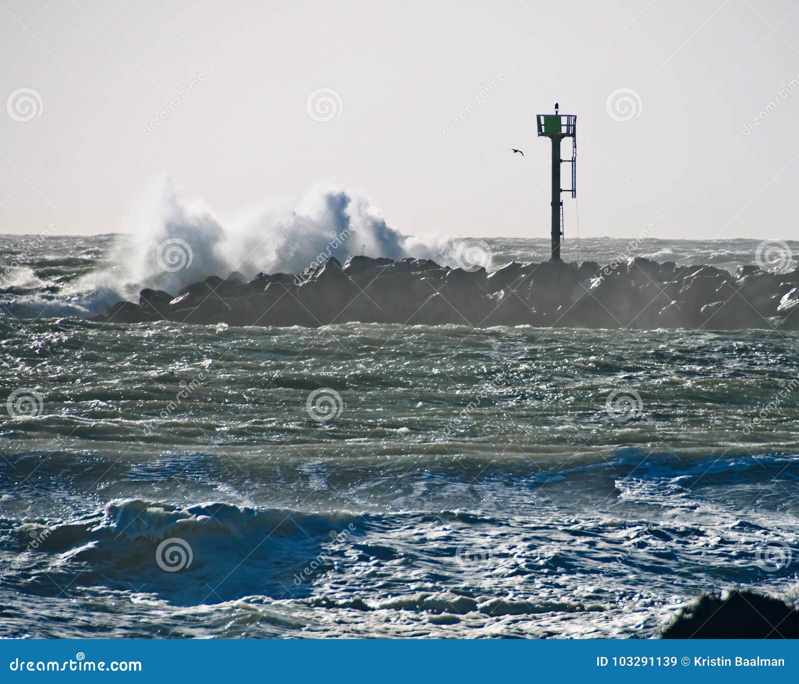 Molo della roccia della torre del metallo che schianta Wave. Elevi sul molo della roccia con l'onda che si schianta sopra durante il tramonto