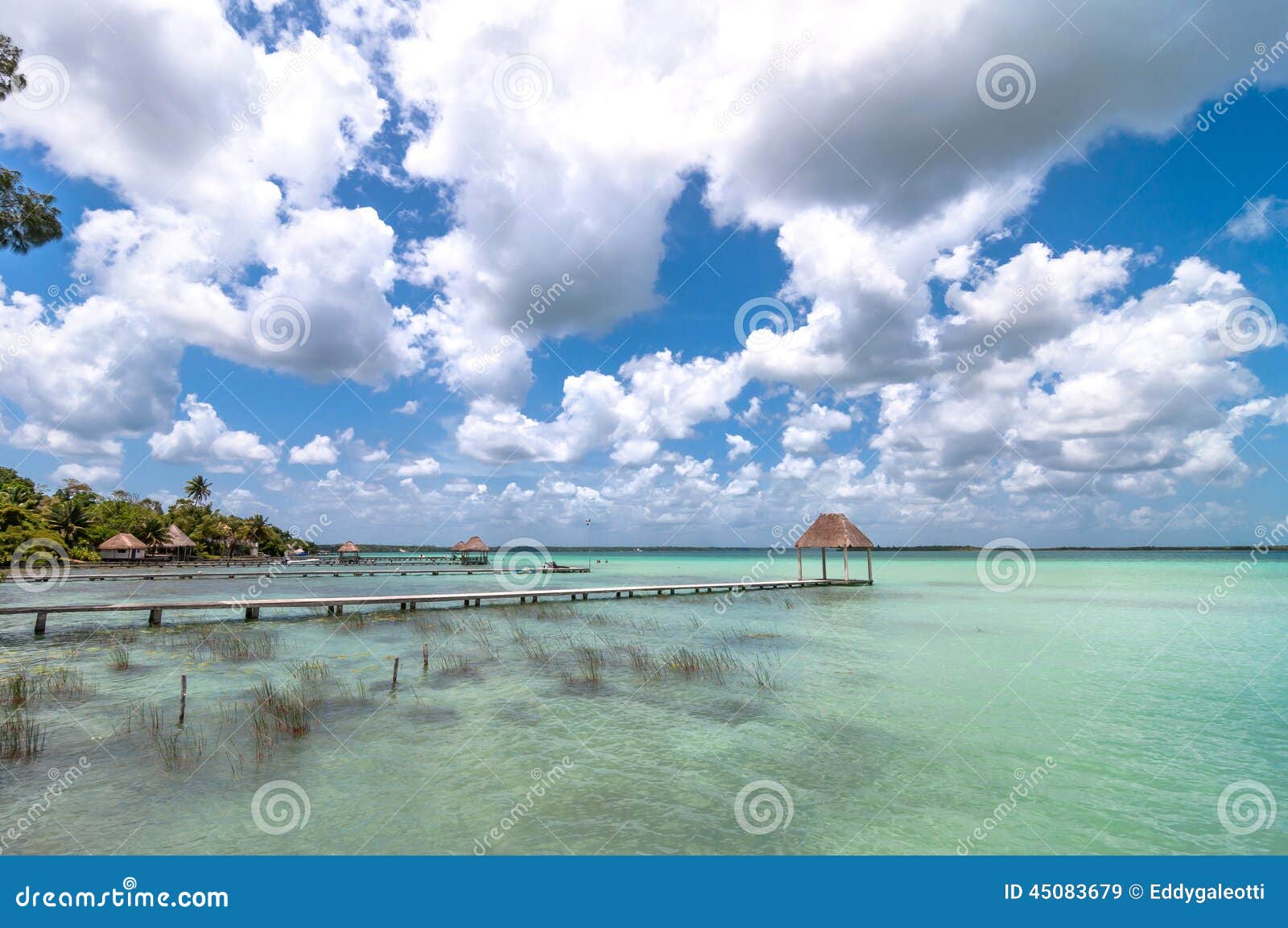 Molo w Karaibskiej Bacalar lagunie, Quintana Roo, Meksyk. Pokojowy molo w Majskim laguna terenie dzwonił Bacalar, Quintana Roo, Meksyk