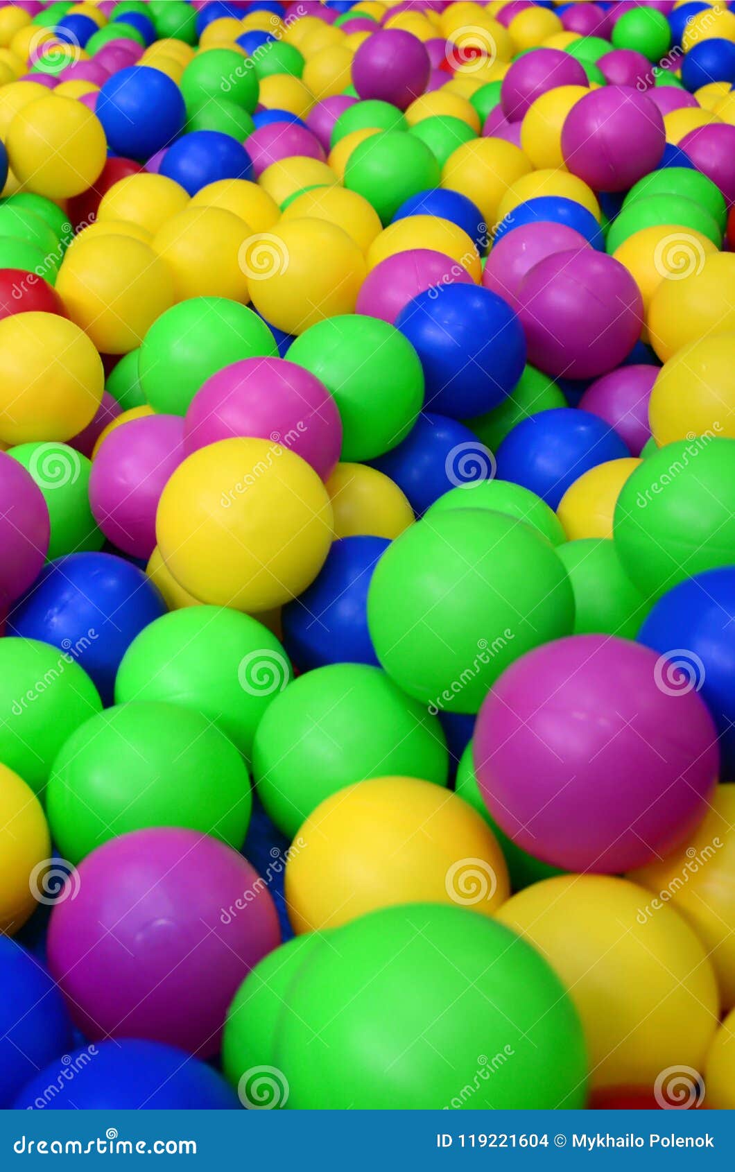 Molte palle di plastica variopinte in un kids& x27; ballpit ad un campo da giuoco Chiuda sul modello