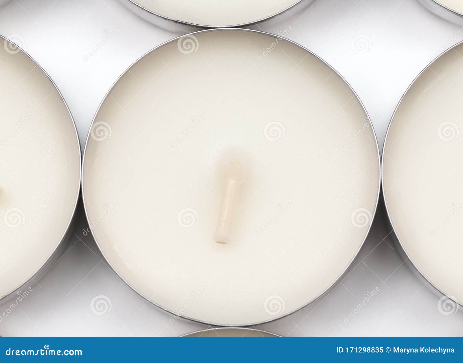 Molte Piccole Candele Rotonde Su Fondo Bianco Immagine Stock - Immagine di  fede, fuoco: 171298835