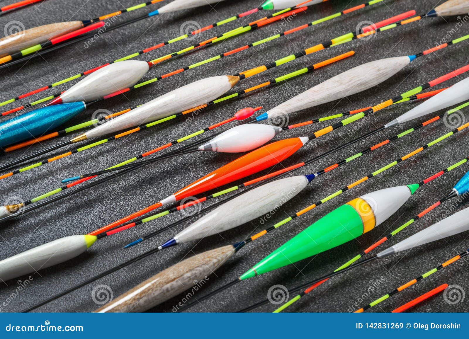 Molti Galleggianti Da Pesca Fatti Della Balsa, Delle Piume Del Pavone E Del  Legno Immagine Stock - Immagine di sport, galleggiante: 142831269