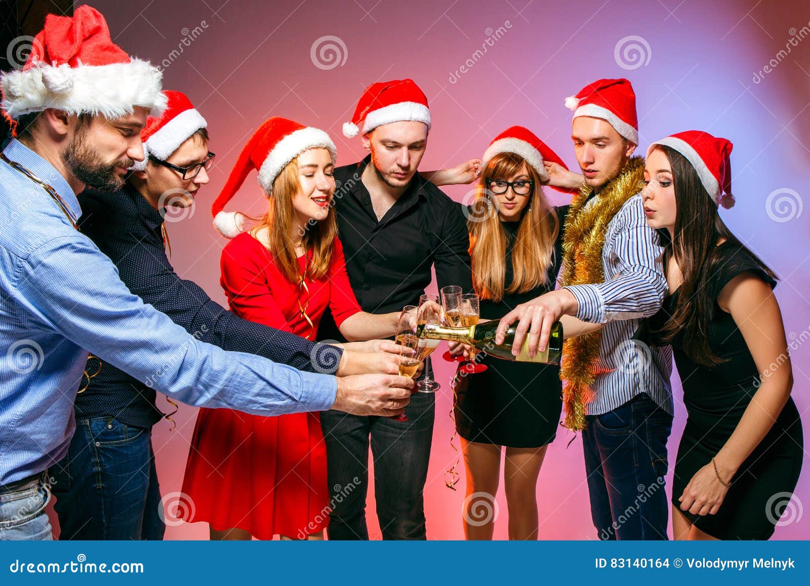 Immagini Natale Uomini.Molti Giovani Donne Ed Uomini Che Bevono Alla Festa Di Natale Fotografia Stock Immagine Di Dicembre Amicizia 83140164