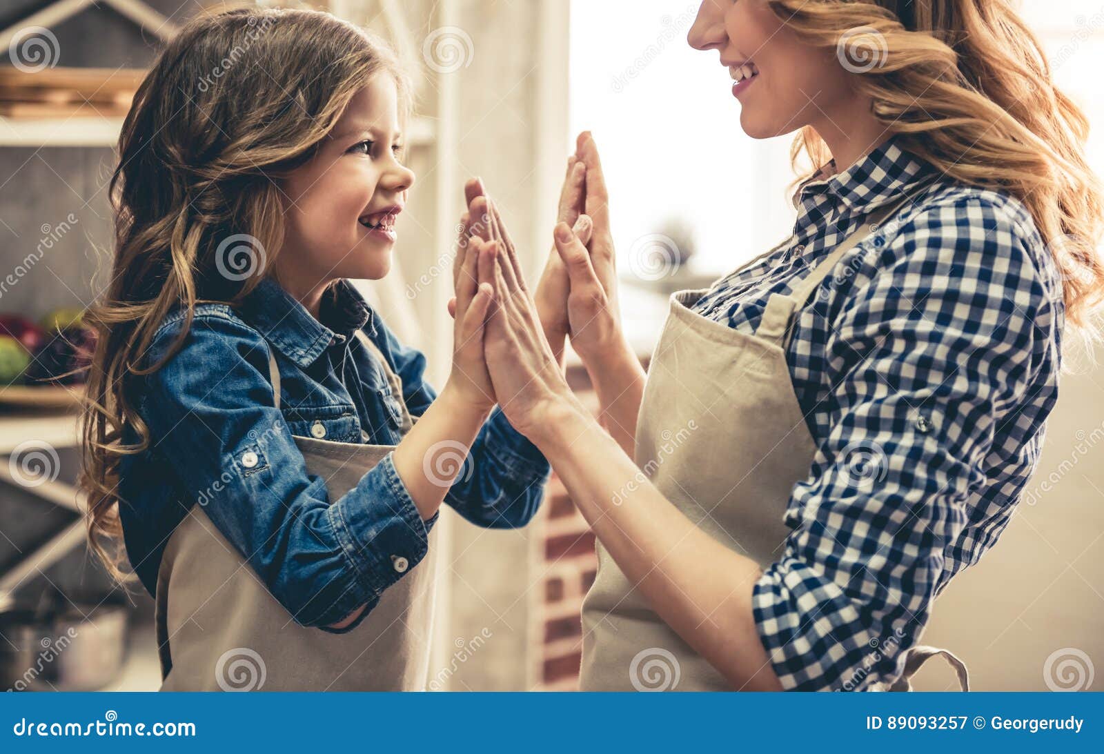 https://thumbs.dreamstime.com/z/mom-daughter-baking-cute-little-girl-her-beautiful-aprons-chef-hats-holding-hands-smiling-kitchen-89093257.jpg