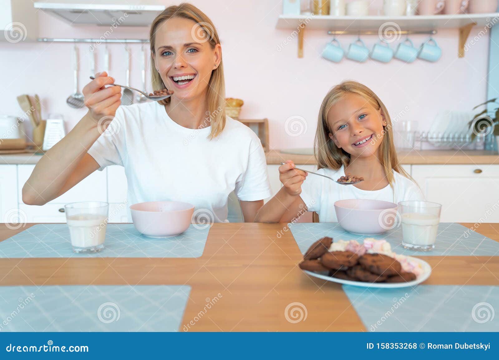 Пока дочки не было дома. Мама и дочка едят ложкой. Мама с дочкой едят шоколадку. Мама с дочкой едят роллы. Мама учит дочку есть с ложки.
