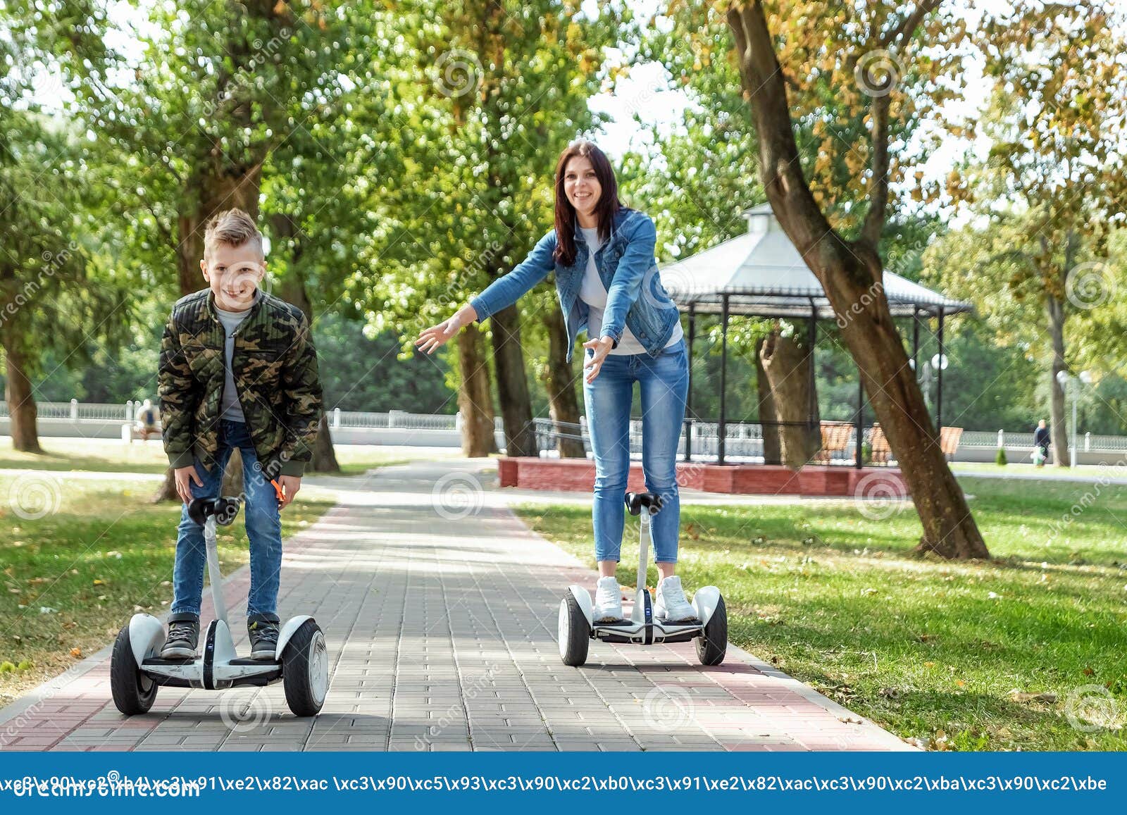 Vendedor Dinkarville Ejecución Mom and Son Ride a Hoverboard in the Park, a Self-balancing Scooter. Active  Lifestyle Time with Baby Technology Future Stock Photo - Image of girl,  father: 158662350