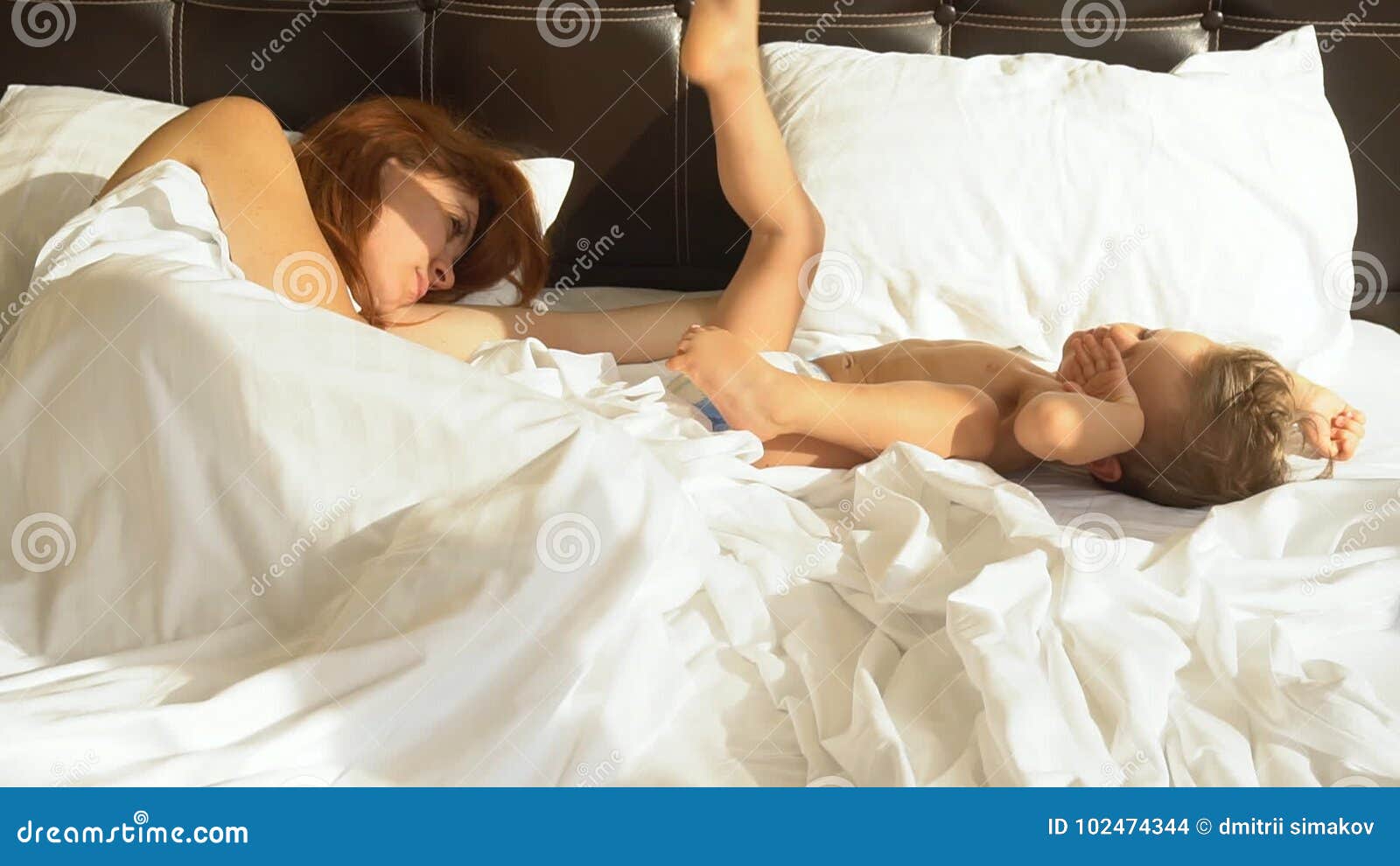 с мамой спят в одной постели эротика фото 30