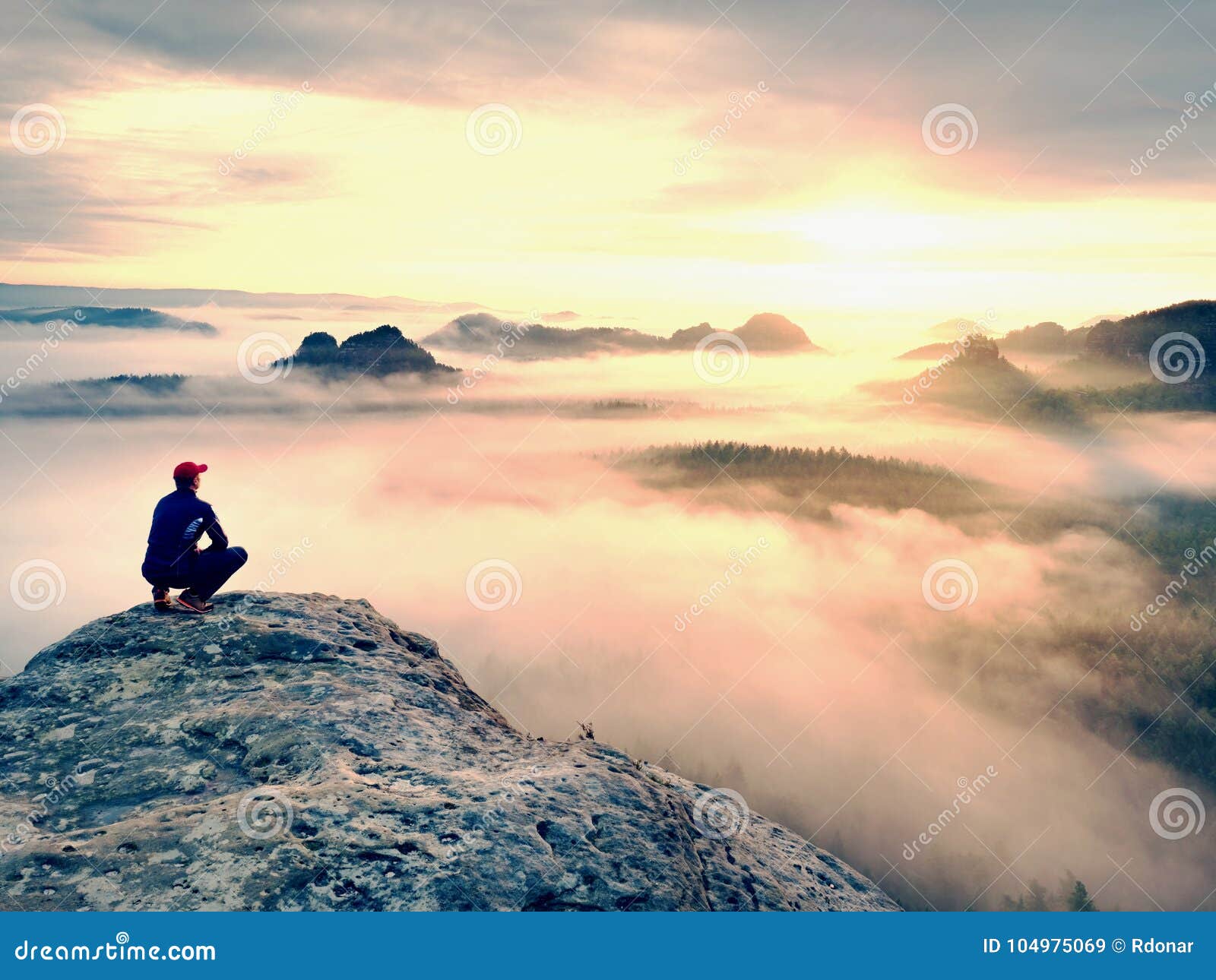 Moment De Solitude Sur Le Sommet Rocheux Expose L Homme Dans Le Noir Apprecient La Vue Merveilleuse Le Randonneur S Asseyent Sur Image Stock Image Du Nature Stationnement Moment De Solitude Sur Le Sommet Rocheux Expose L Homme Dans Le Noir Apprecient La Vue Merveilleuse Le Randonneur S Asseyent Sur Image Stock Image Du Nature Stationnement