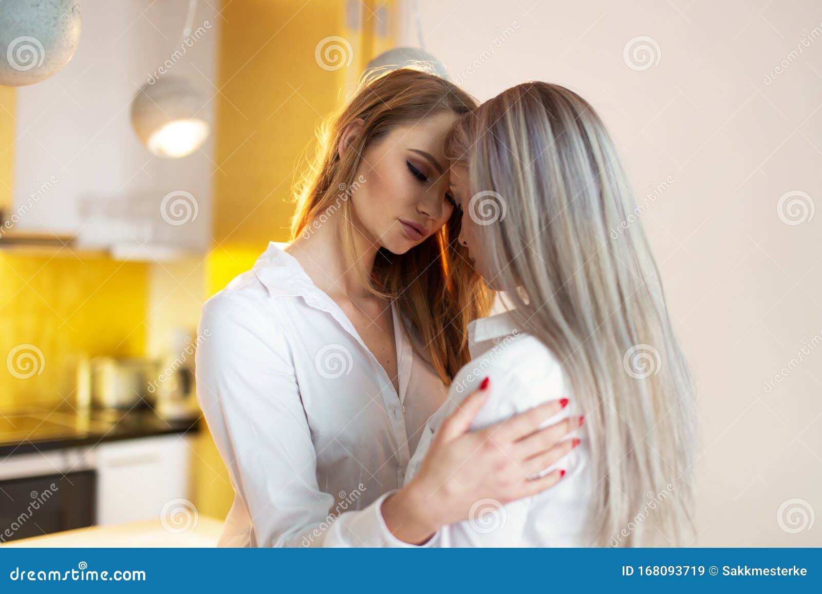 Momentos Sensatos De Casal Lésbica Na Cozinha Imagem De Stock Imagem De Rainha Povos 168093719 2234