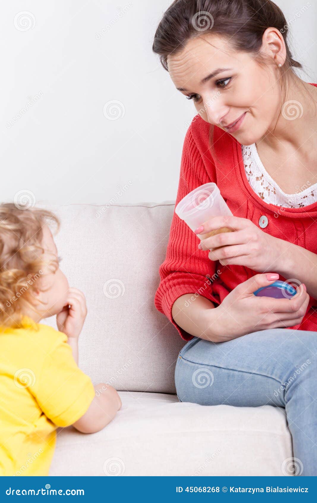 Мама дает внутрь. Мама дает ребенку. Mum is giving a Coin picture.