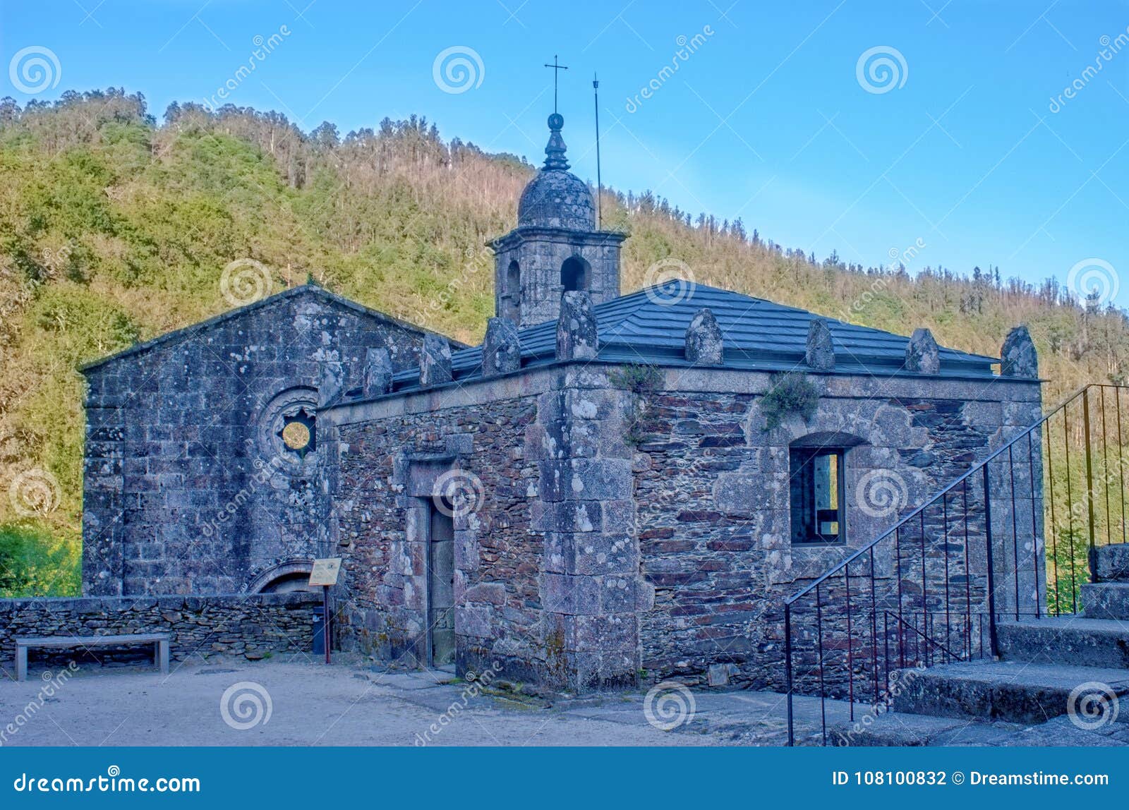 monasterio de caaveiro contraluz