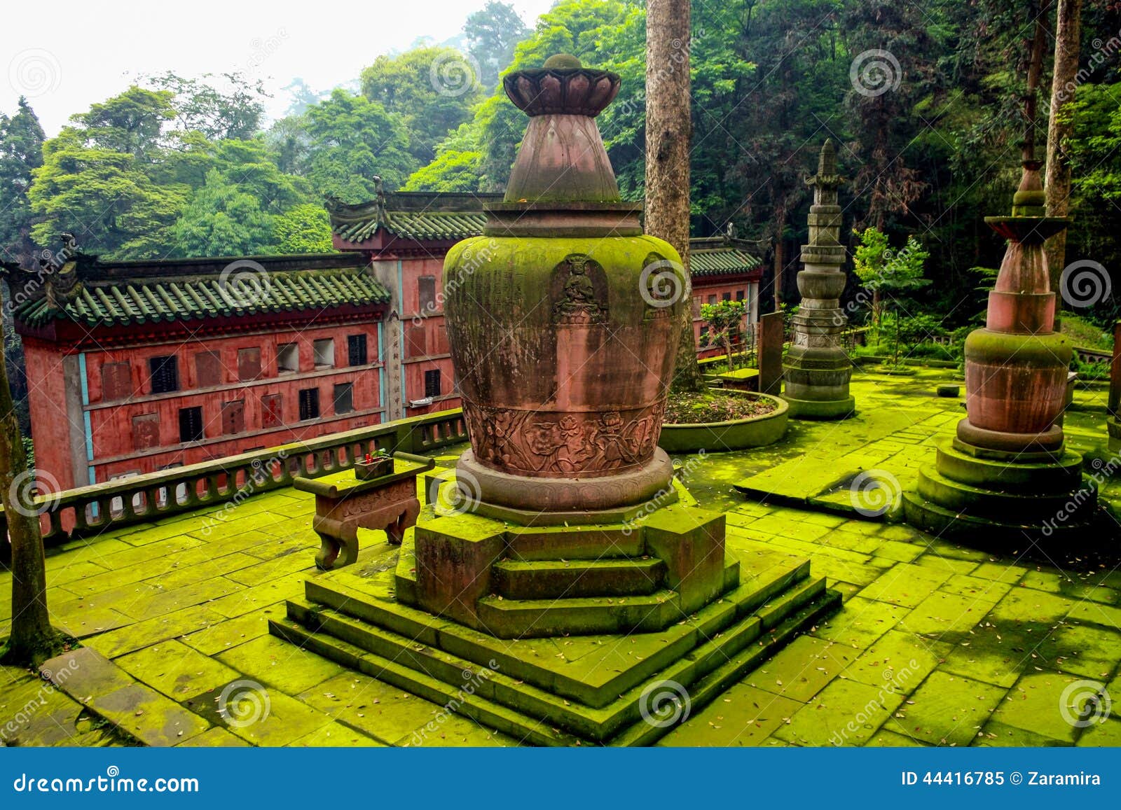 Monastère de bâti Emai Shan. L'Emai Shan est l'une des quatre montagnes bouddhistes sacrées en Chine Avec une taille de 3099 mètres, il s'étend du bassin de la province de Sichuan La montagne de sourcil de nom vient selon une théorie de la forme ovale de l'arête Il a été pris ainsi que le Leshan voisin dans la liste de patrimoine mondial de l'UNESCO en 1996 Le temple sur Emei Shan sont sur la liste de monuments du représentant des personnes