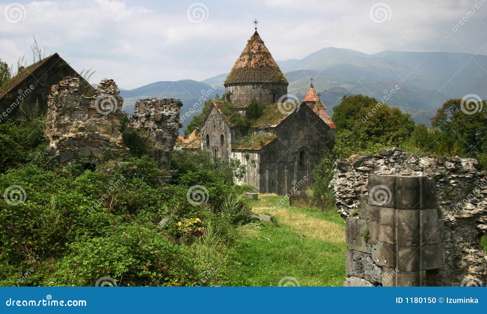 Monastério de Sanahin em Arménia (património mundial), em ruínas e em arbustos no primeiro plano.