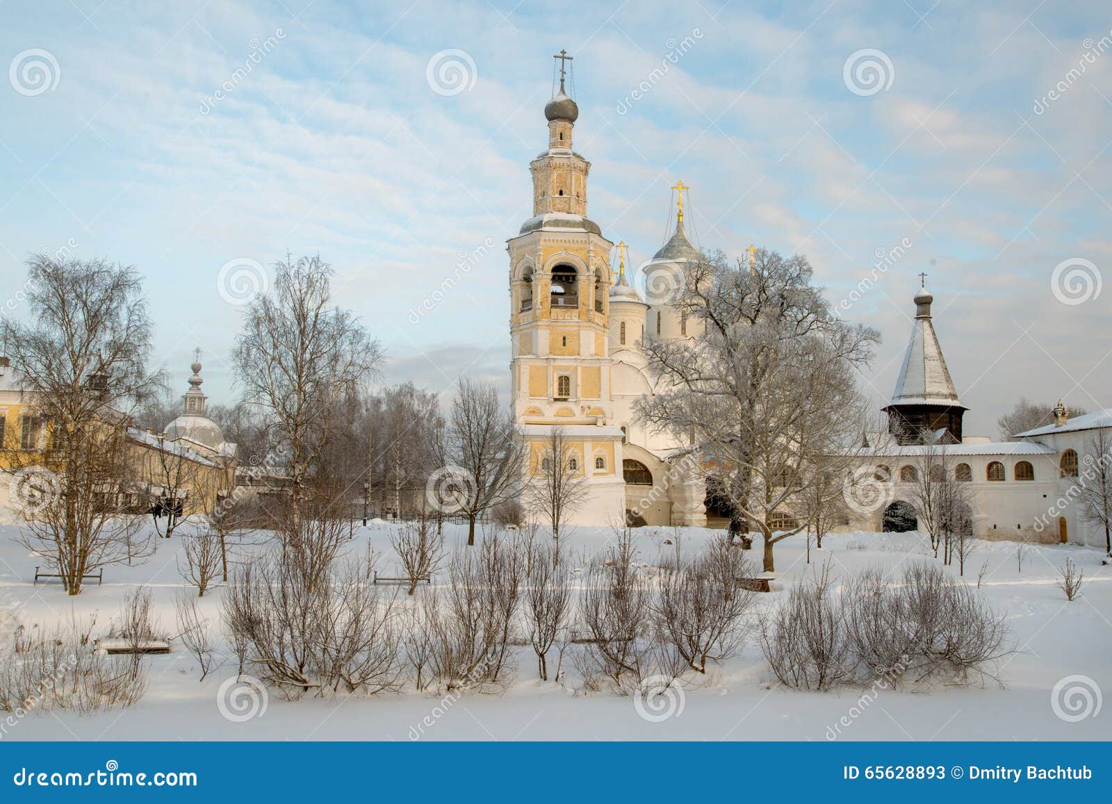 Monastério de Spaso Prilutskiy em Vologda. Monastério de Priluki do salvador no dia gelado do inverno