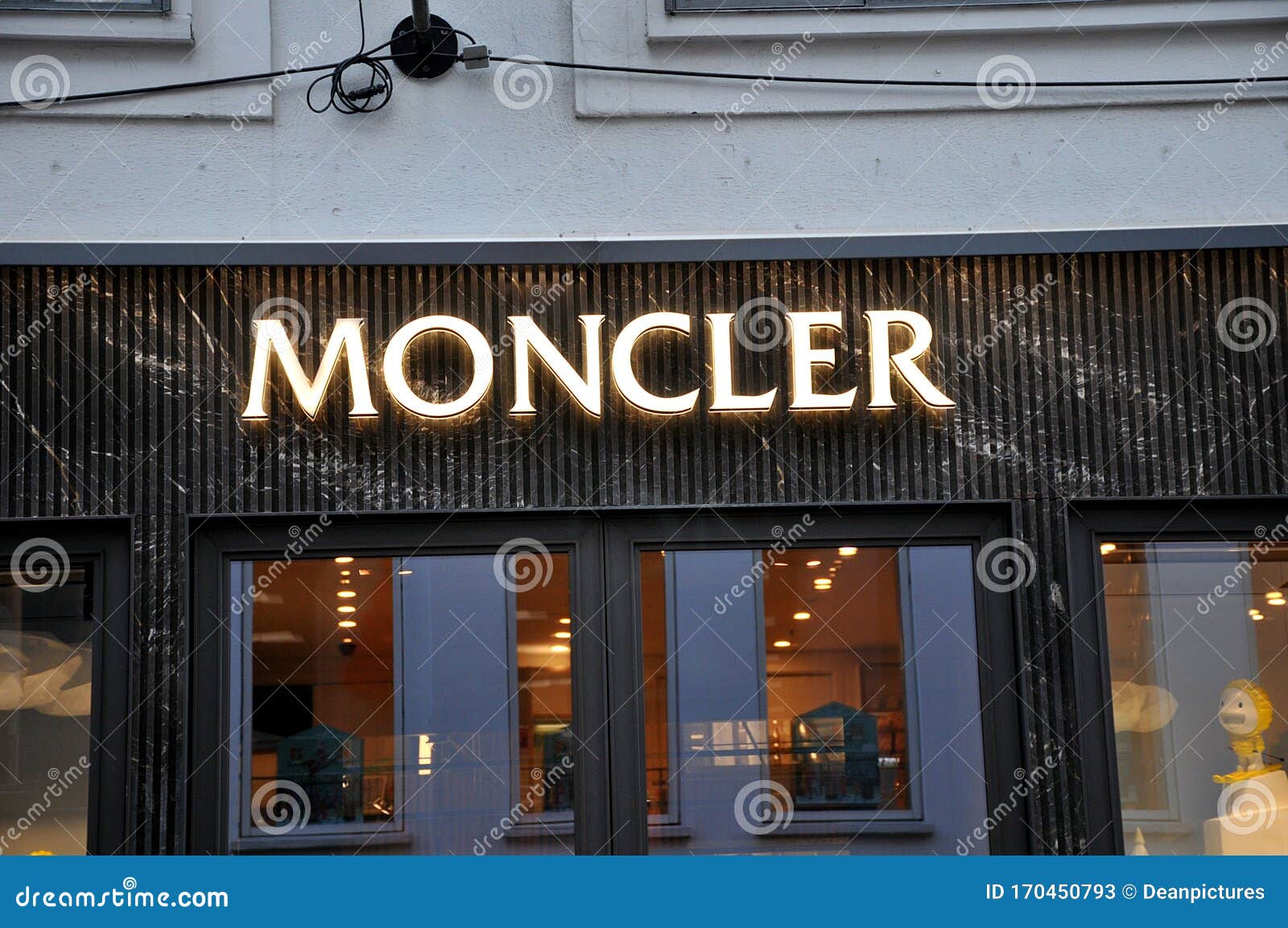 moncler finance