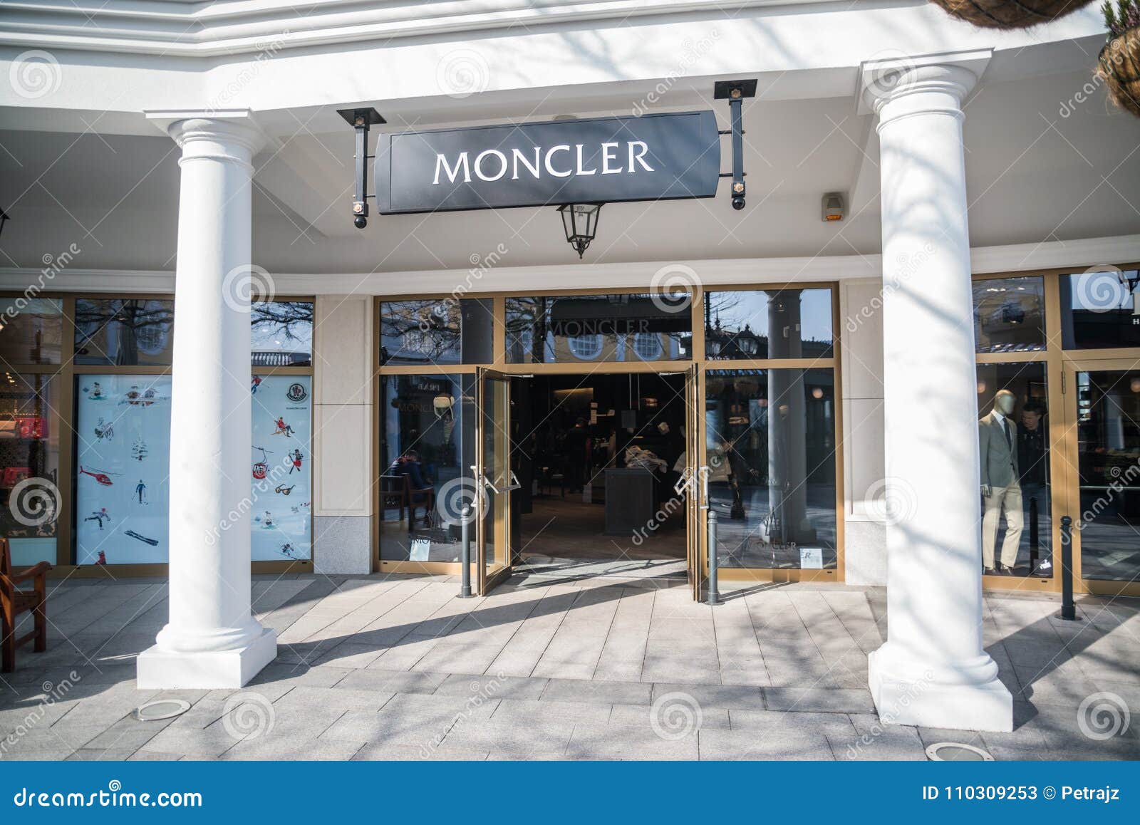 moncler discount store