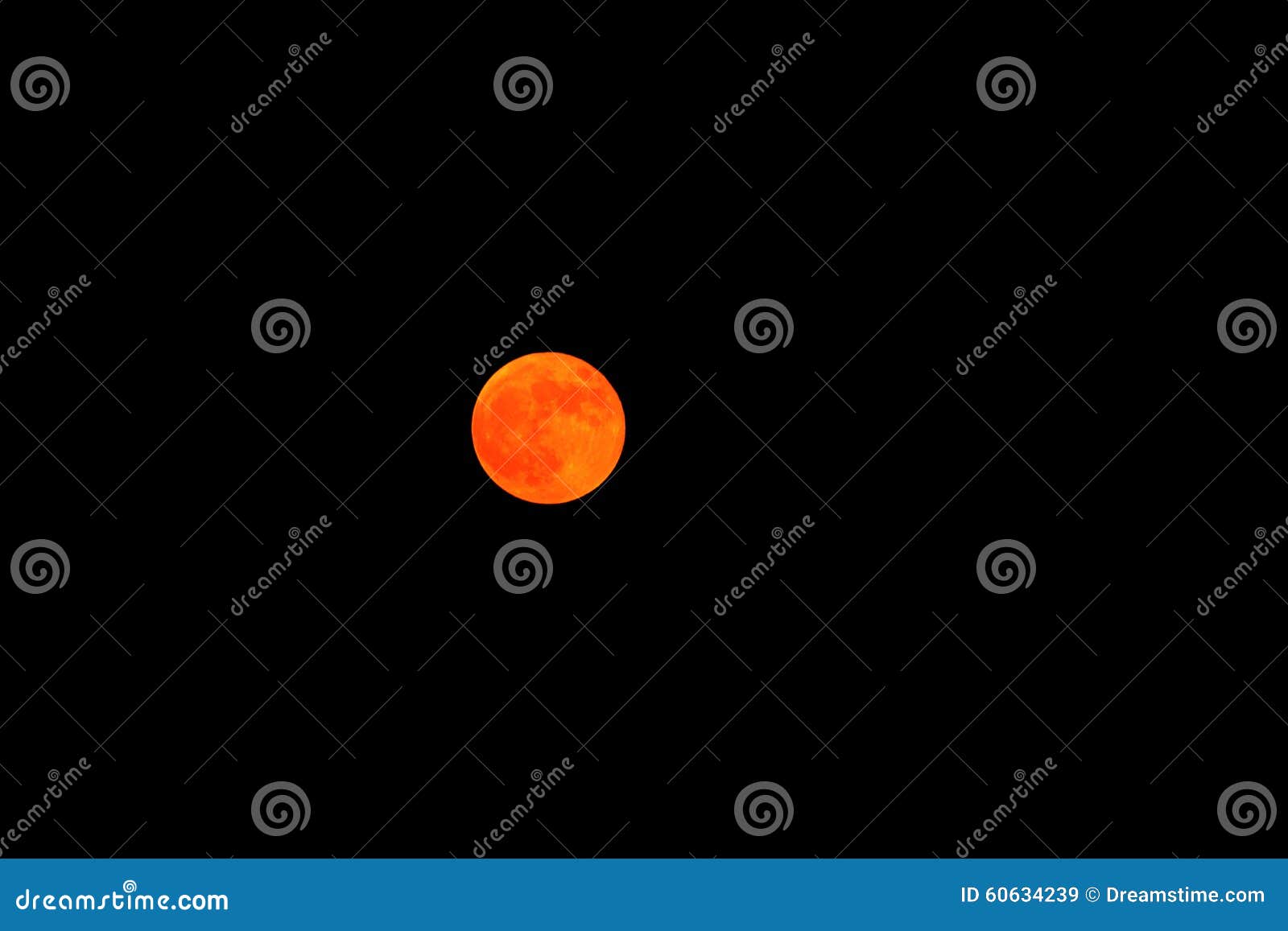 Roter Mond am mittleren Herbsttag