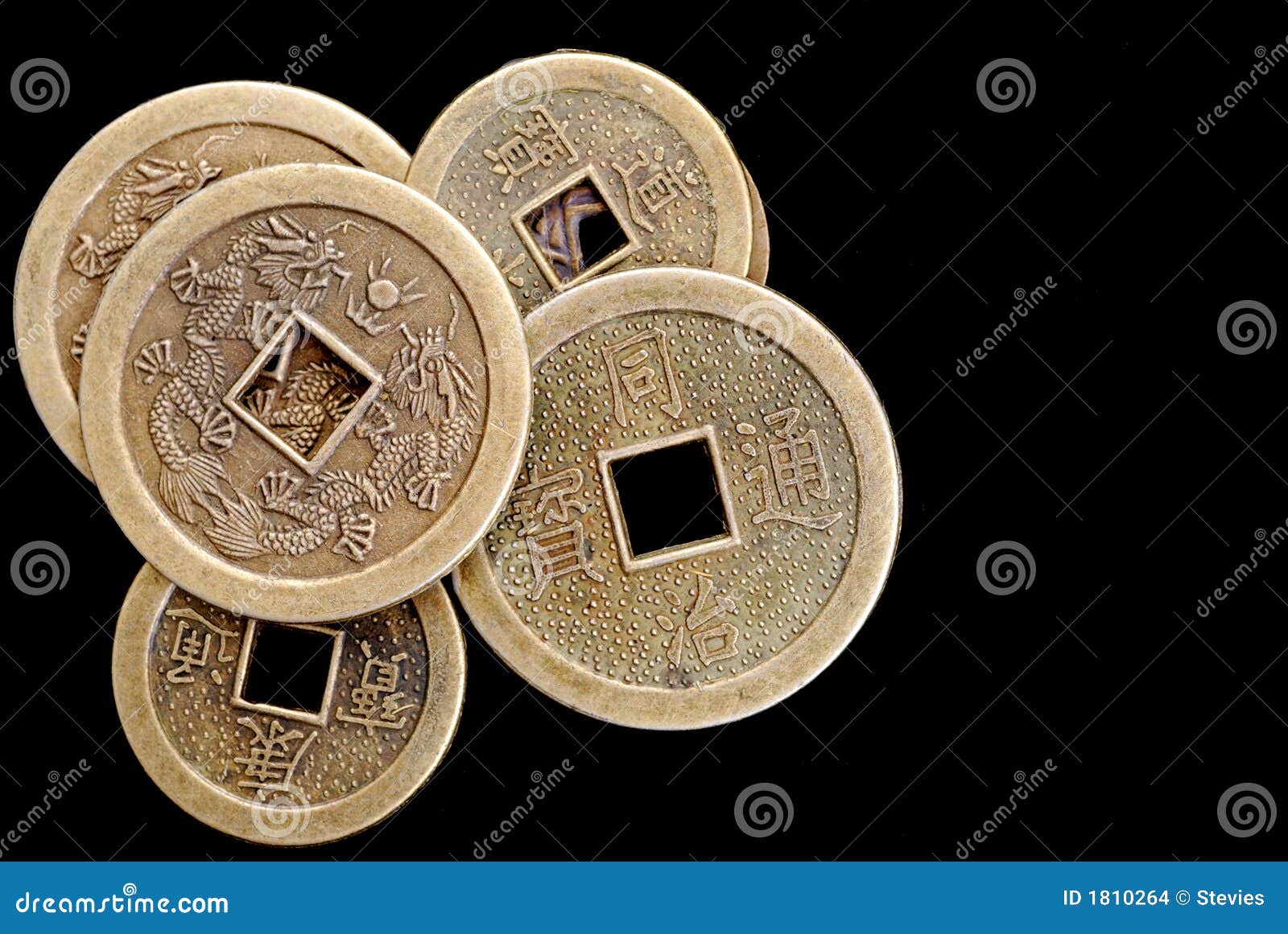 Monedas Chinas De La Suerte En Negro Foto de archivo - Imagen de