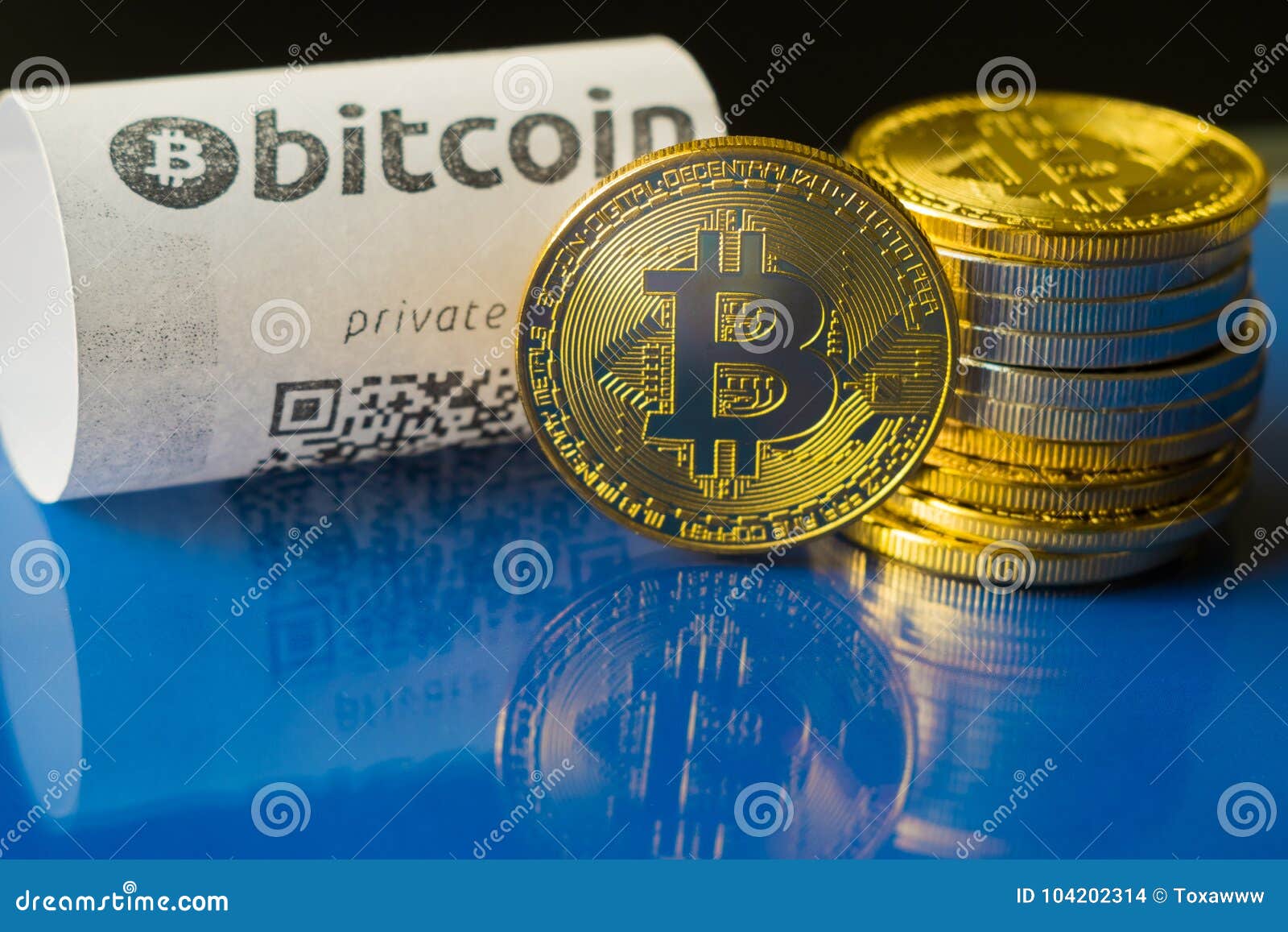 Monedas De Oro De Bitcoin Y Recibo De Papel Foto de archivo - Imagen de  pago, efectivo: 104202314