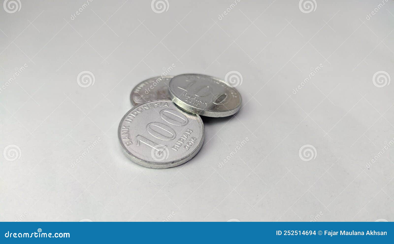 3 Monedas 100 Rupias Foto De Archivo Imagen De Efectivo 252514694 3-monedas-100-rupias-foto-de-archivo-imagen-de-efectivo-252514694