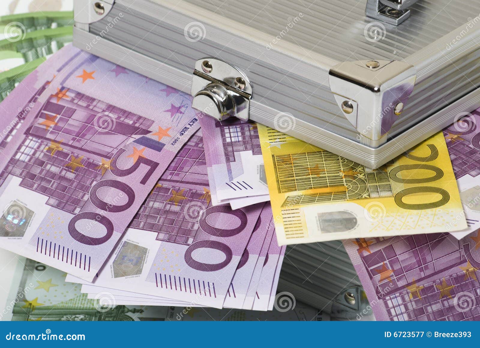 Банки рф евро. Евро деньги в банке. Деньги в коробке. Лента вложена евро. Евро короб.