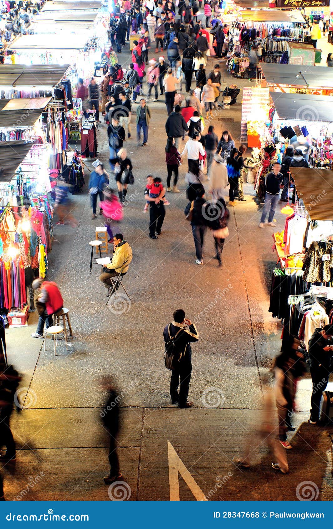 HONG KONG, CINA - 25 DICEMBRE 2012: La gente ammucchiata cammina attraverso il servizio il 25 dicembre 2012 in Mong Kok, Hong Kong. Mong Kok, Hong Kong è l'più alto posto di densità demografica nel mondo.