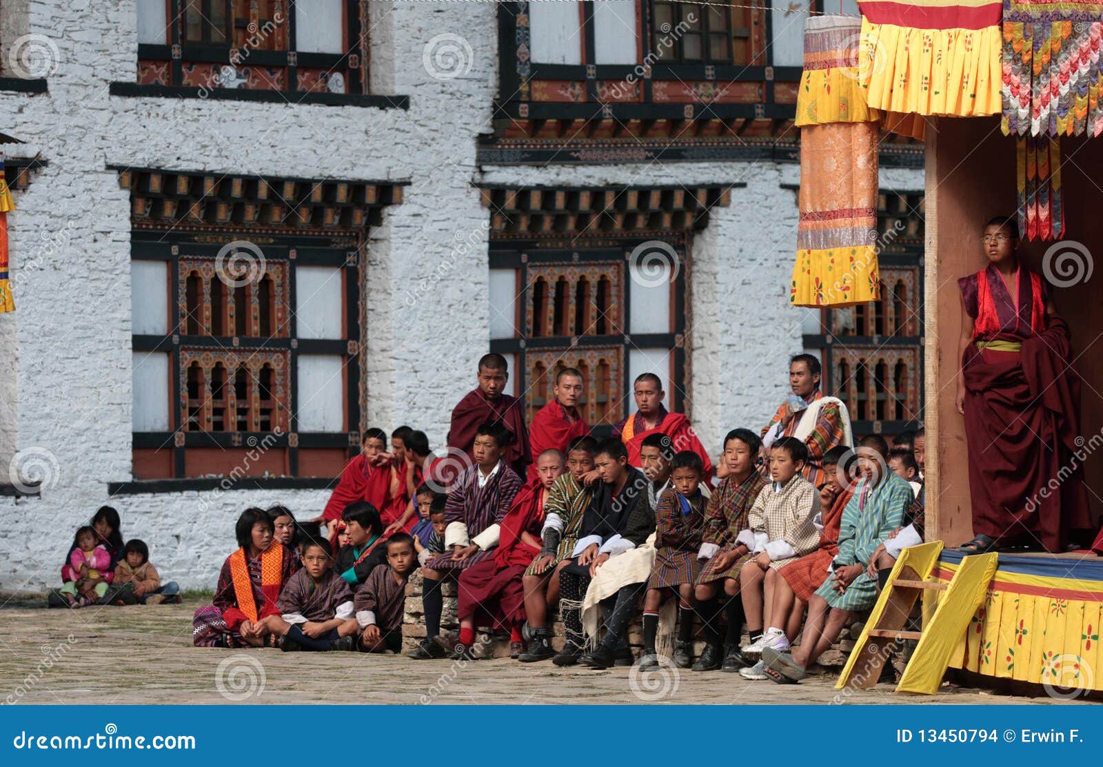 KUNDUN, Tenzin Thuthob Tsarong (l.), 1997, (c)Buena Vista Pictures ...