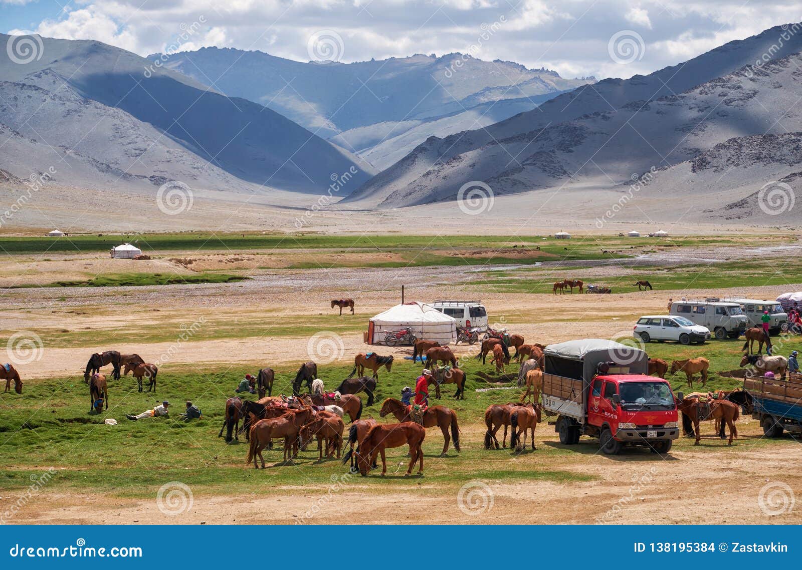 mongolian-nomad-camp-guests-came-to-nati