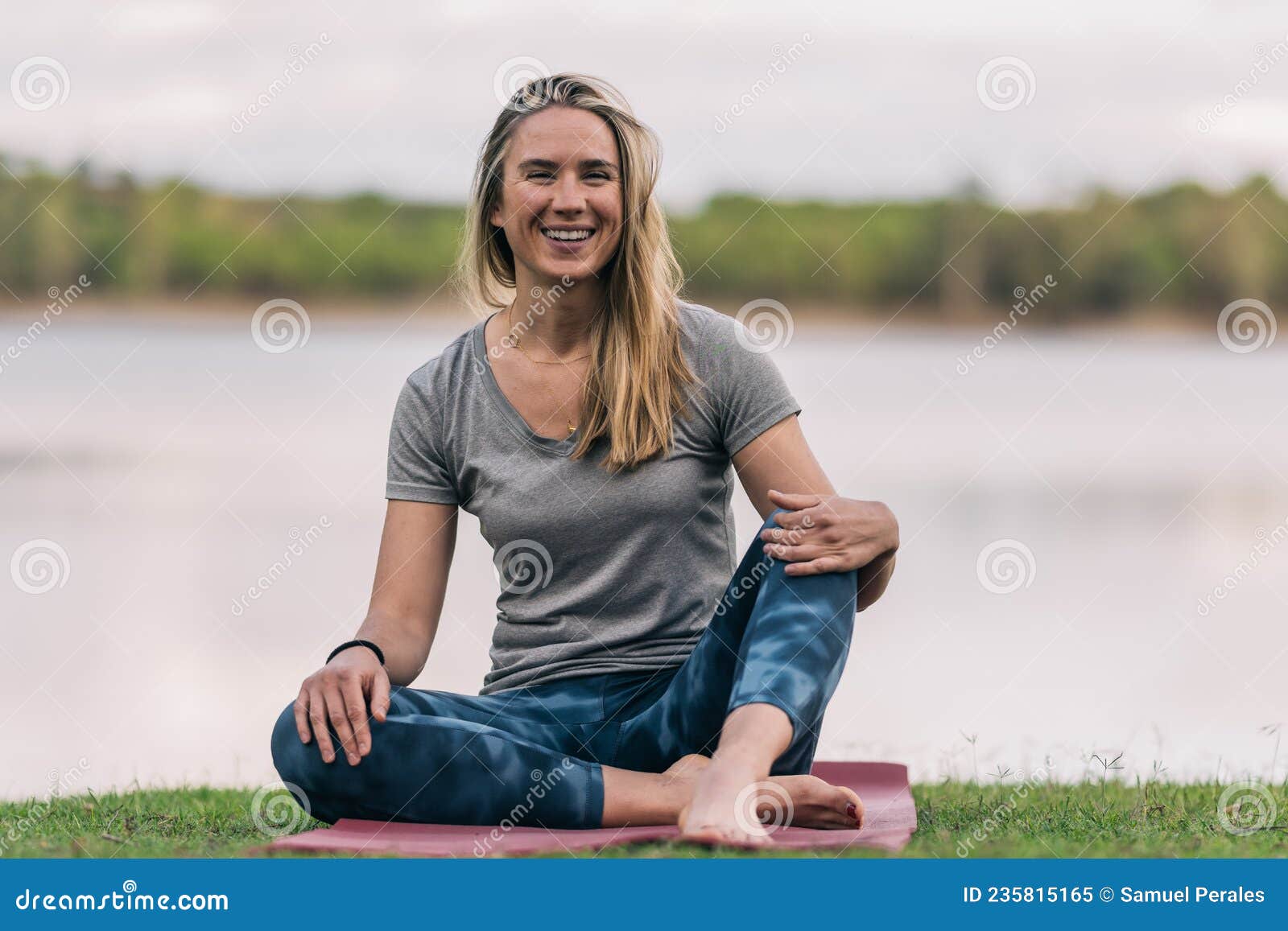 Jeune adulte femelle dans tenue de sport Faire yoga dans le parc