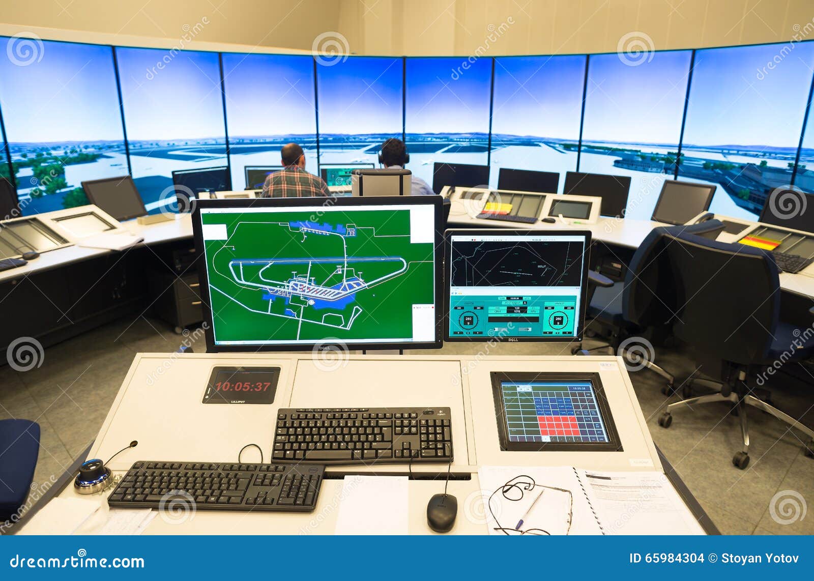 Monitor y radar del tráfico aéreo en el cuarto del centro de control. Monitor y radar del tráfico aéreo en el cuarto de la autoridad de servicios búlgara del tráfico aéreo (BULATSA), Sofía, Bulgaria del centro de control, el 12 de noviembre de 2015