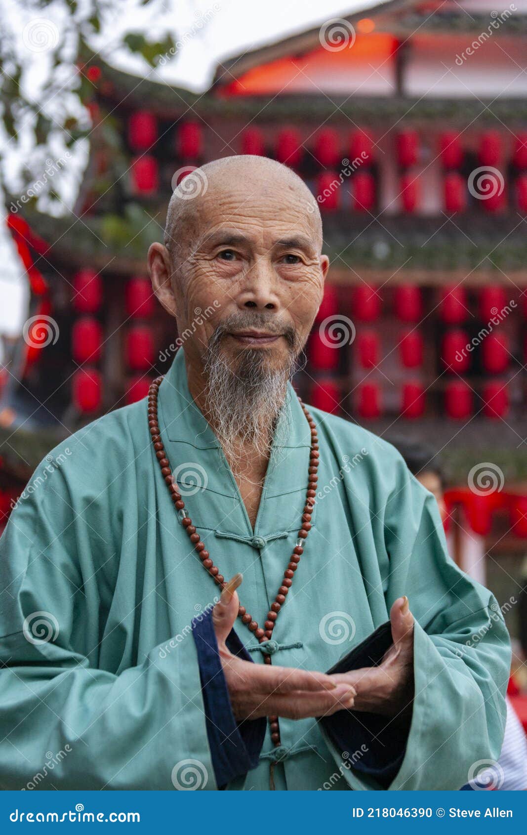 Santo Comandante El otro día Monje Chino En La Ciudad De Leshan China Imagen editorial - Imagen de  barba, calvo: 218046390