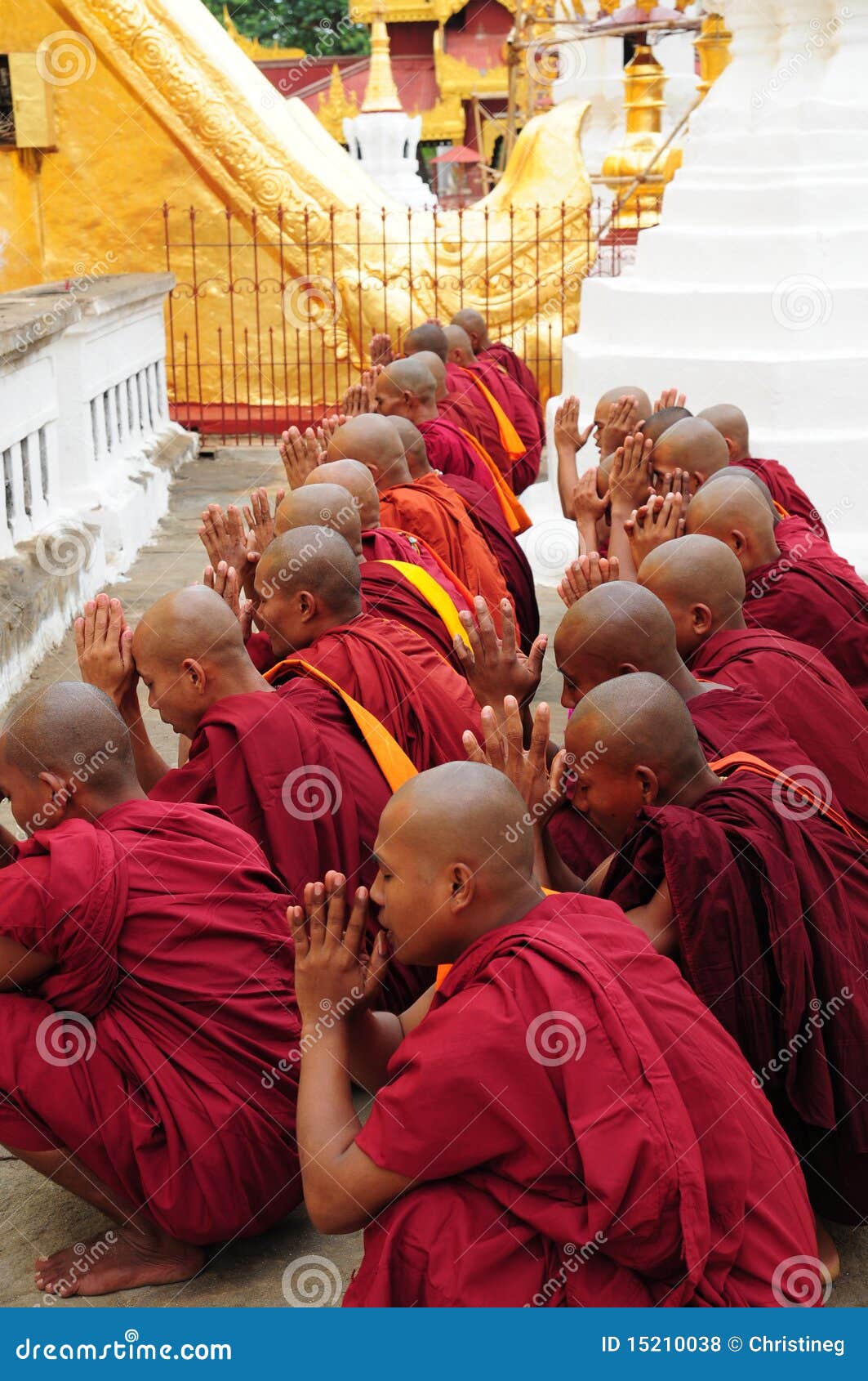 Monjes budistas Myanmar. Monjes budistas que cantan en el templo en Bagan, Myanmar, Birmania de Shwezigon