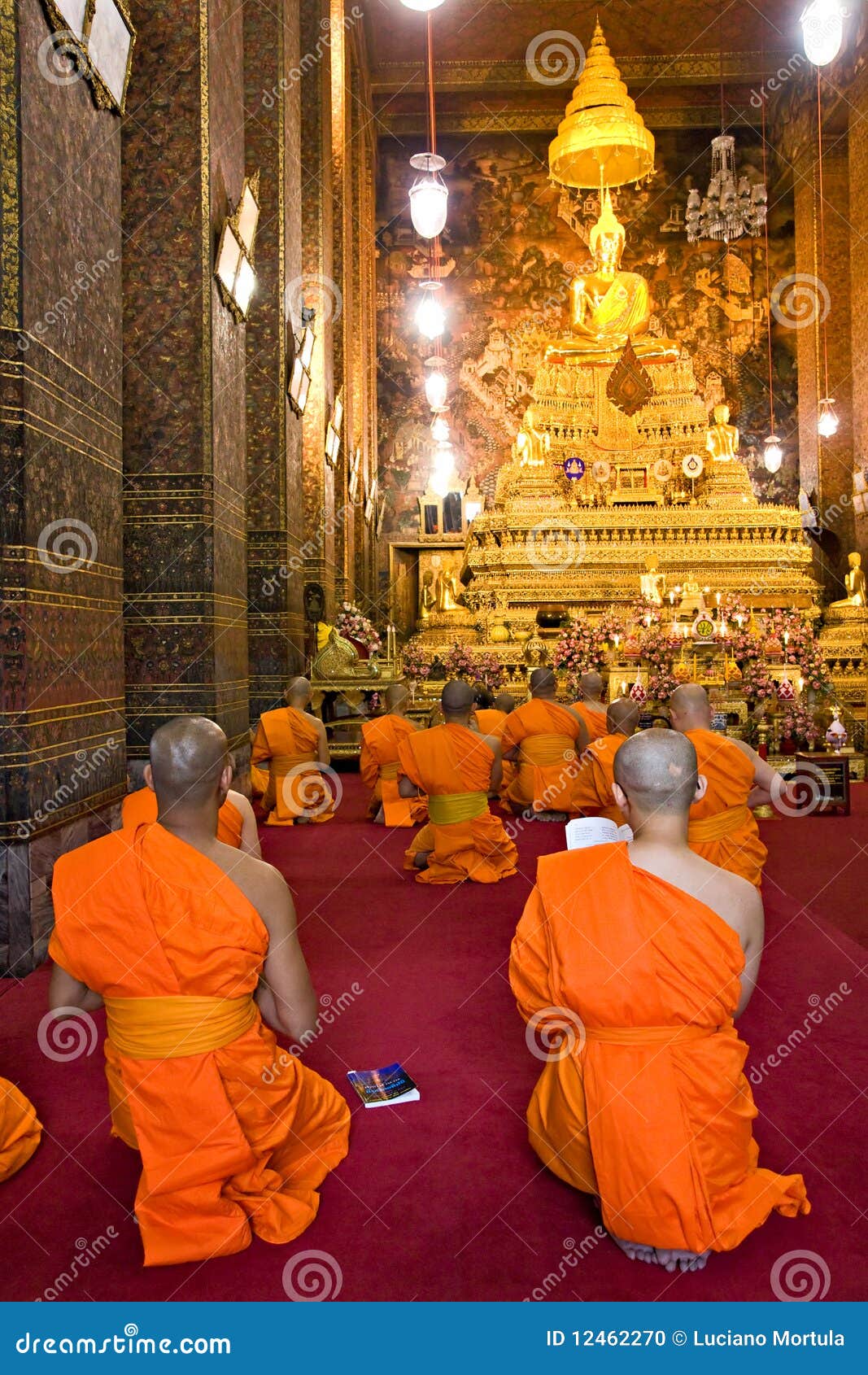 Monks praying at Wat Po, Bangkok, Thailandia. Monks praying at Wat Po, The Temple of reclining buddha, Bangkok, Thailandia.