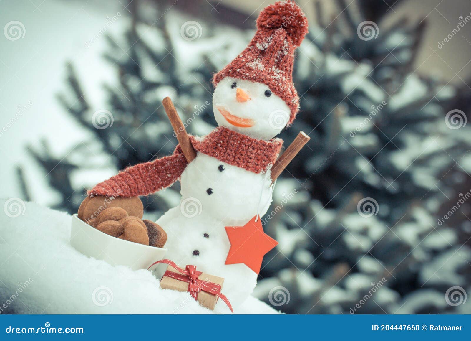 Mono De Nieve De Fotos Vintage Con El De Navidad O Valentín Y De Jengibre En Del árbol Conífero Foto de archivo - Imagen de cubo, gingerbread: 204447660