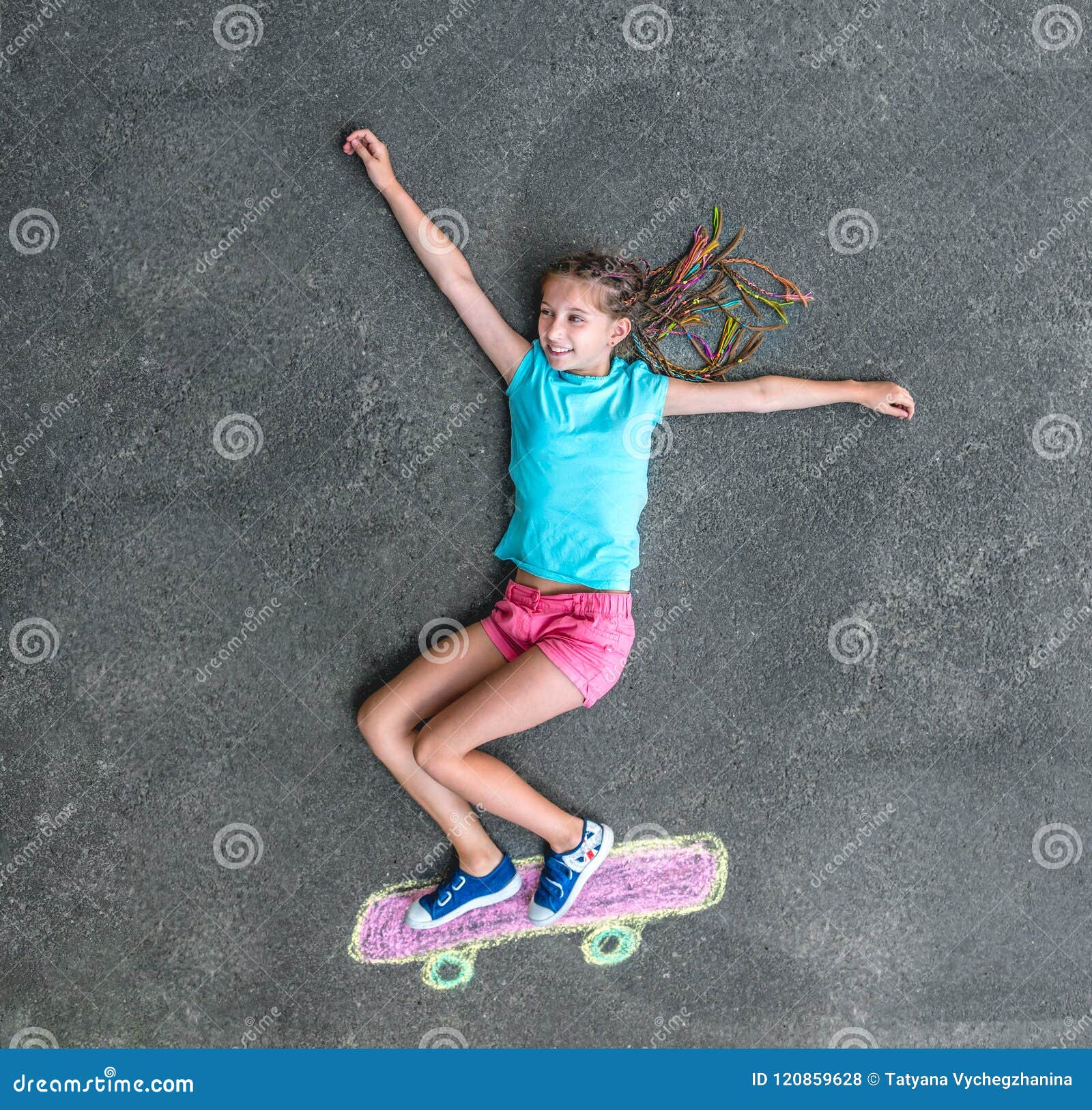 Monopatín de la niña foto de archivo. Imagen de patineta - 120859628