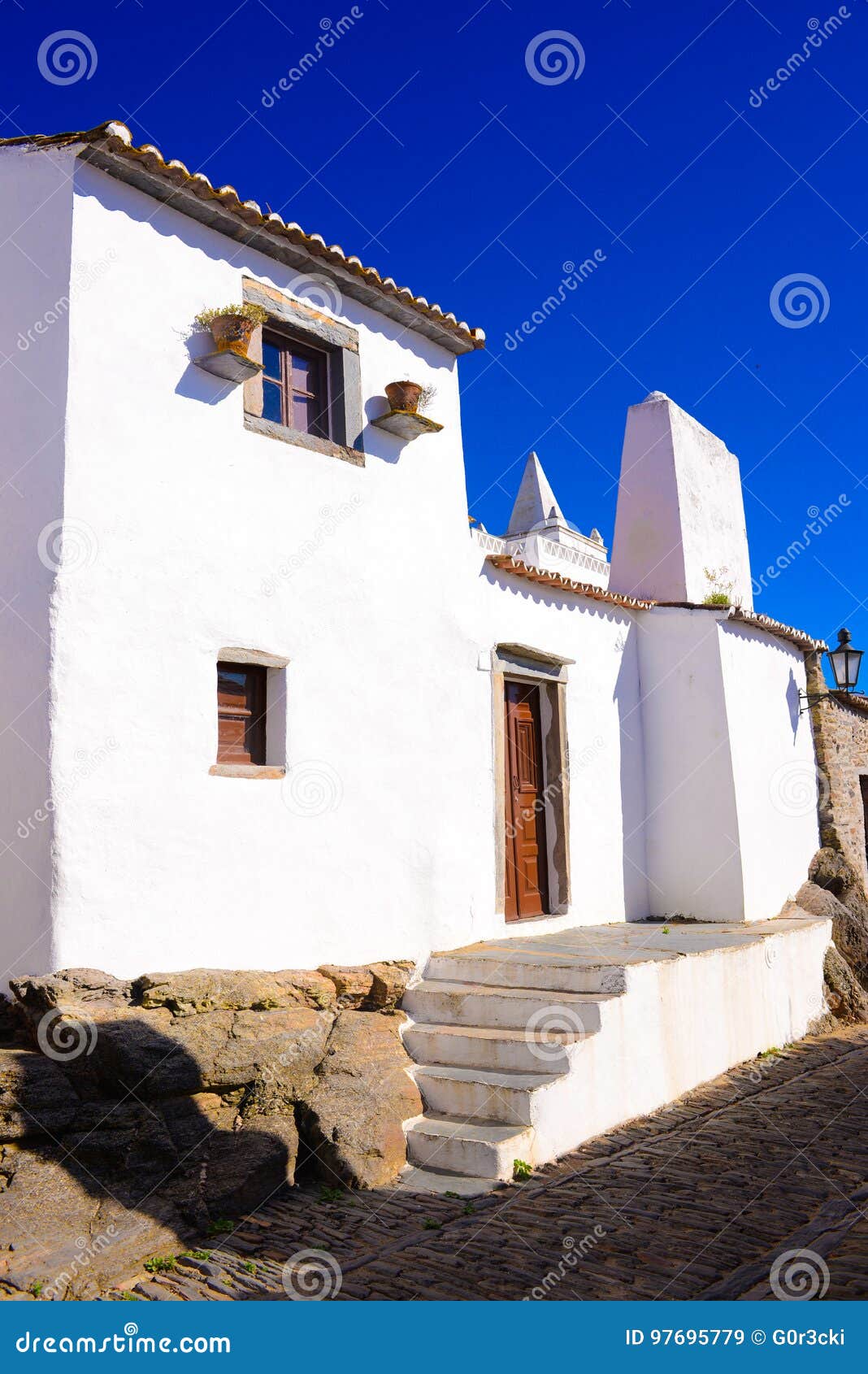 Monsaraz Schloss Dorf Das Kleine Weisse Haus Reise Portugal Stockbild Bild Von Monsaraz Weisse