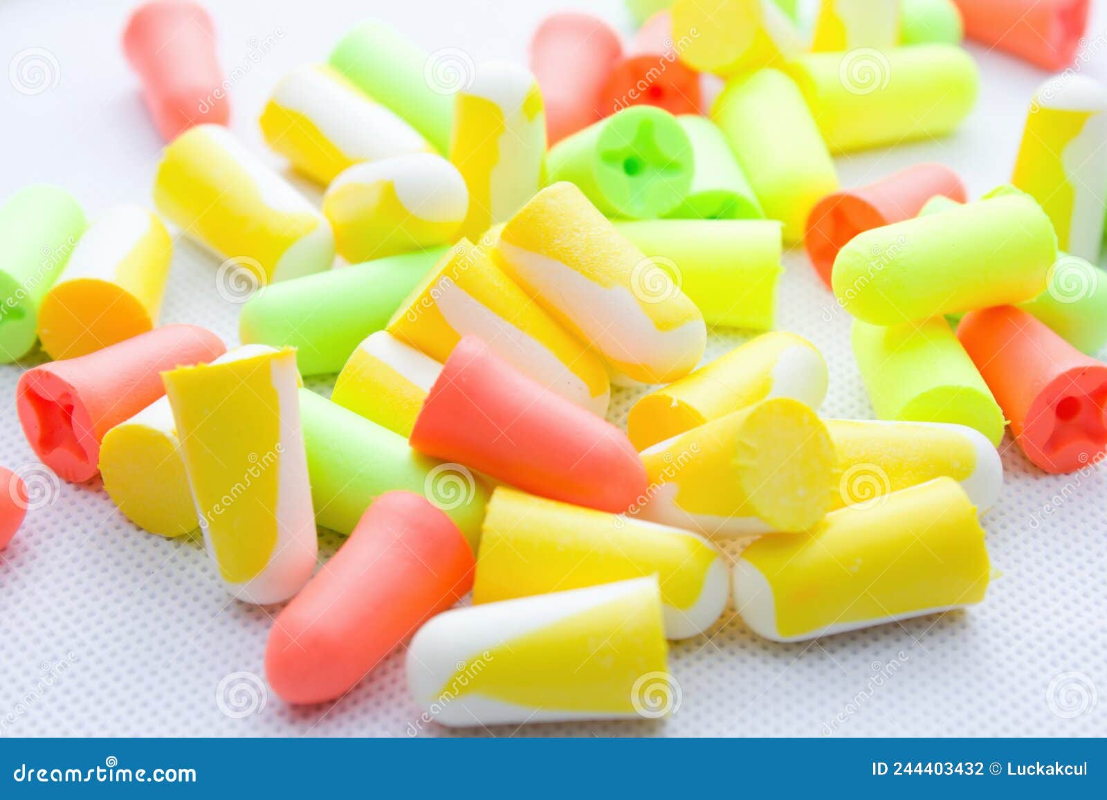 Montón De Tapones Para Los Oídos Contra El Ruido En Diferentes Colores  Aislados Sobre Fondo Blanco. Foto de archivo - Imagen de pila, blanco:  244403432