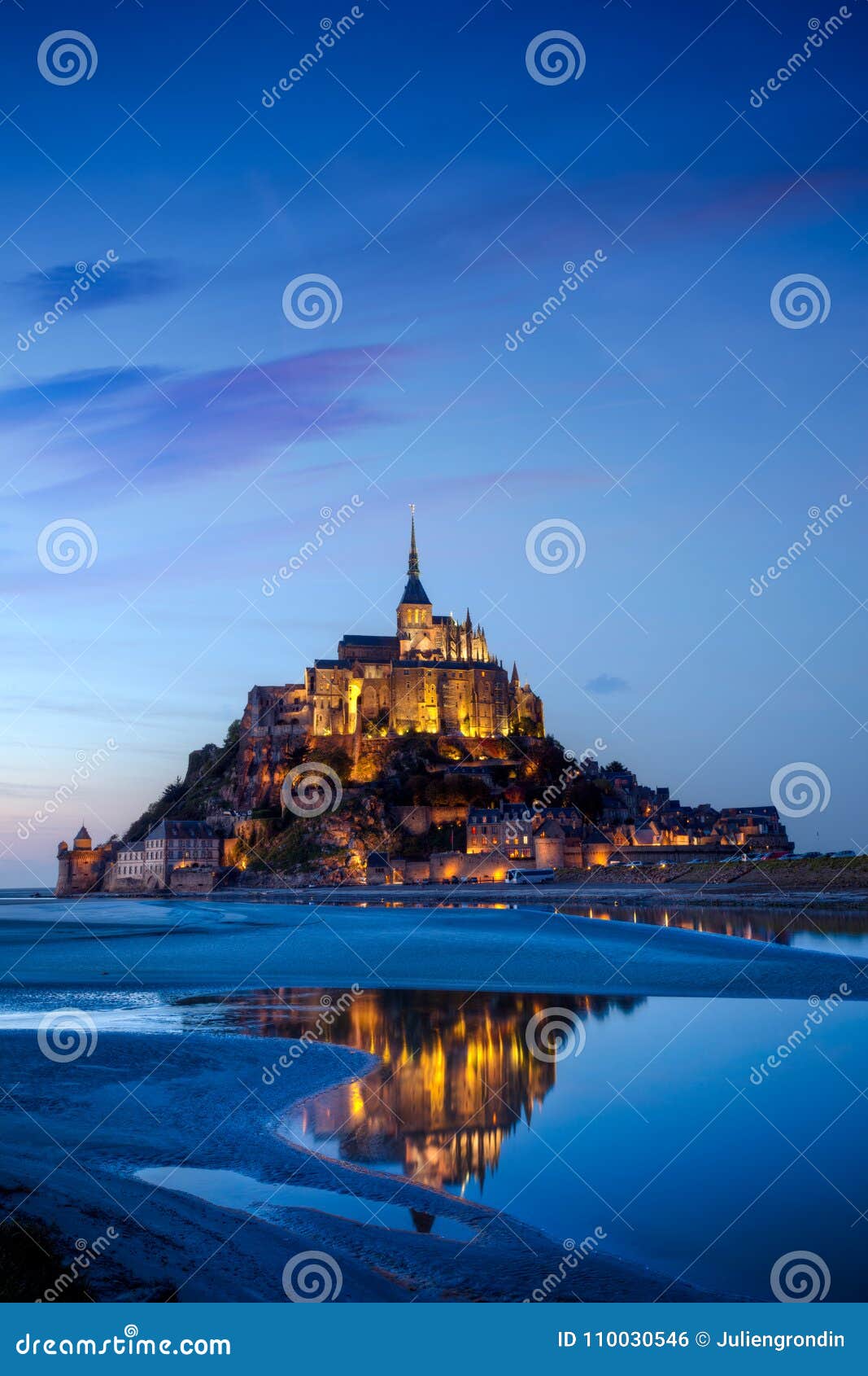 Mont Saint-Michel in Frankreich an der Dämmerung