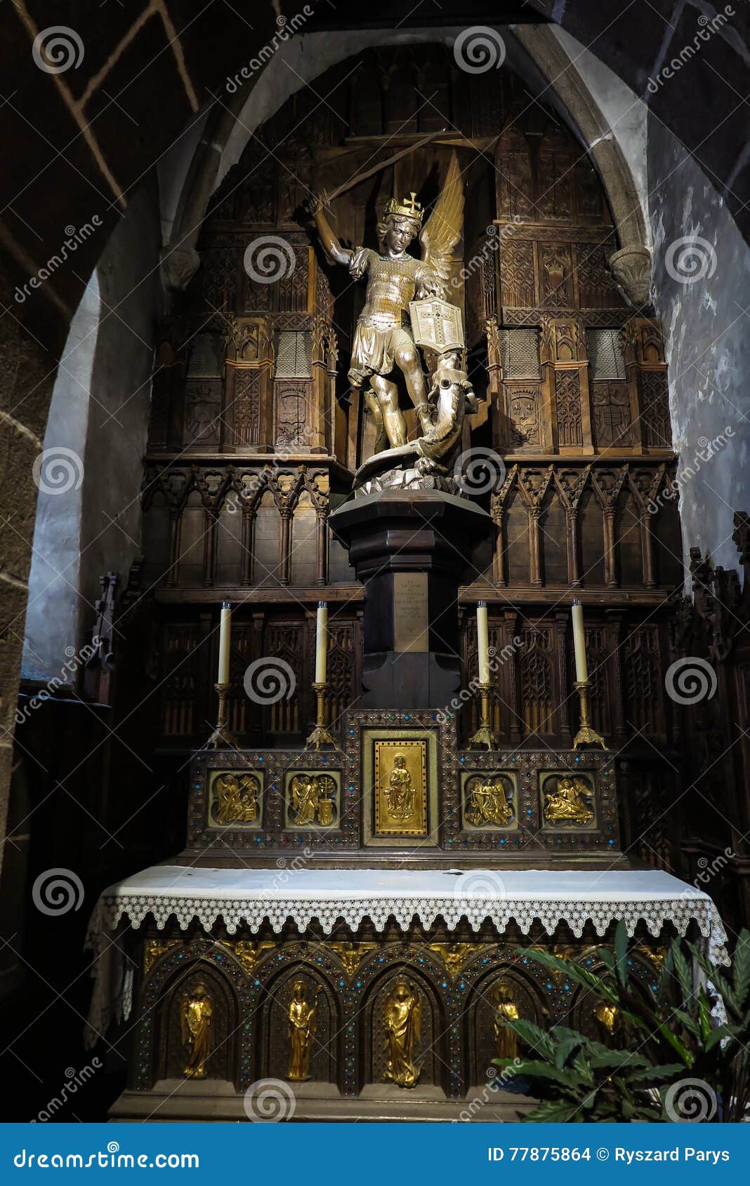 Mont Saint-Michel, Γαλλία - 8 Σεπτεμβρίου 2016: Το εσωτερικό του τ. Mont Saint-Michel, Γαλλία - 8 Σεπτεμβρίου 2016: Το εσωτερικό της εκκλησίας του ST Peter στο Mont Saint-Michel στη Νορμανδία, Γαλλία Δευτερεύων βωμός του ιερού Michael