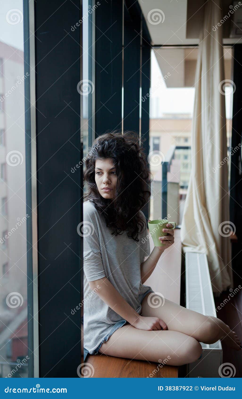 Montag Morgen Frau stockfoto. Bild von wohnung, gebäude 38387922