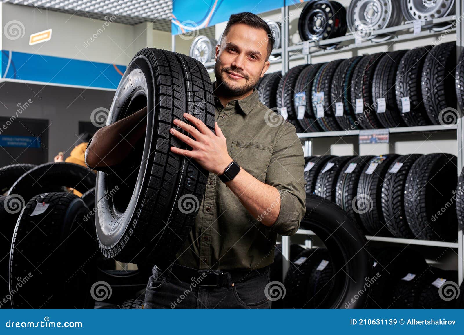 Montage De Pneus Client Dans Le Service De Voiture Automatique Mécanicien  Vérifie Le Pneu Et La Bande De Roulement En Caoutchouc P Image stock -  Image du choix, protecteur: 210631139