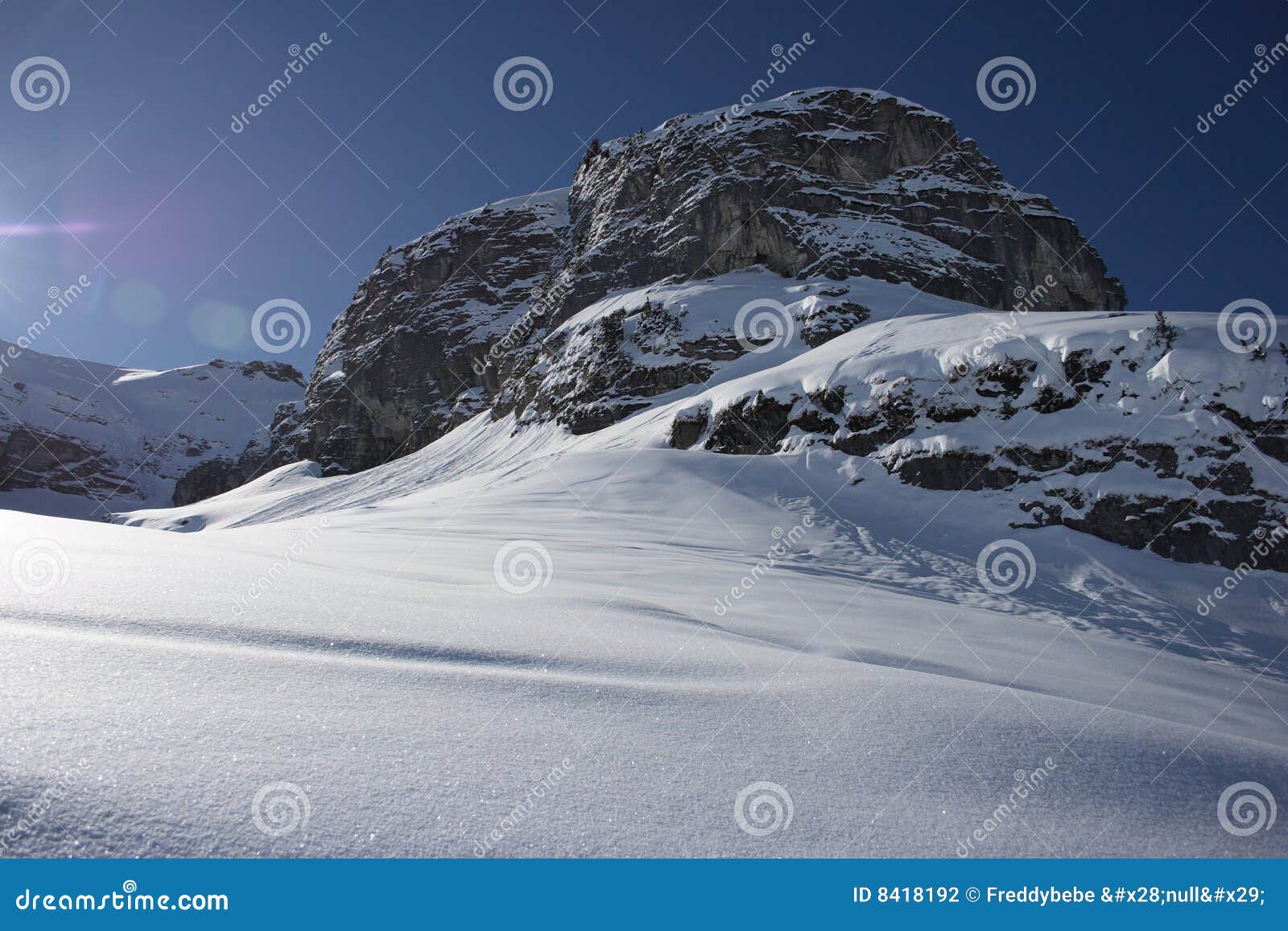 Montagna della neve nel pomeriggio