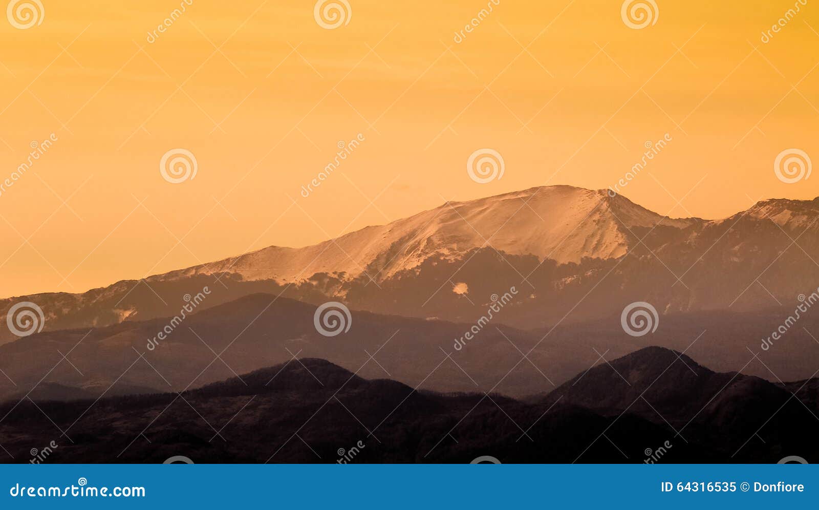 Montagne Al Tramonto Con Neve Immagine Stock Immagine Di