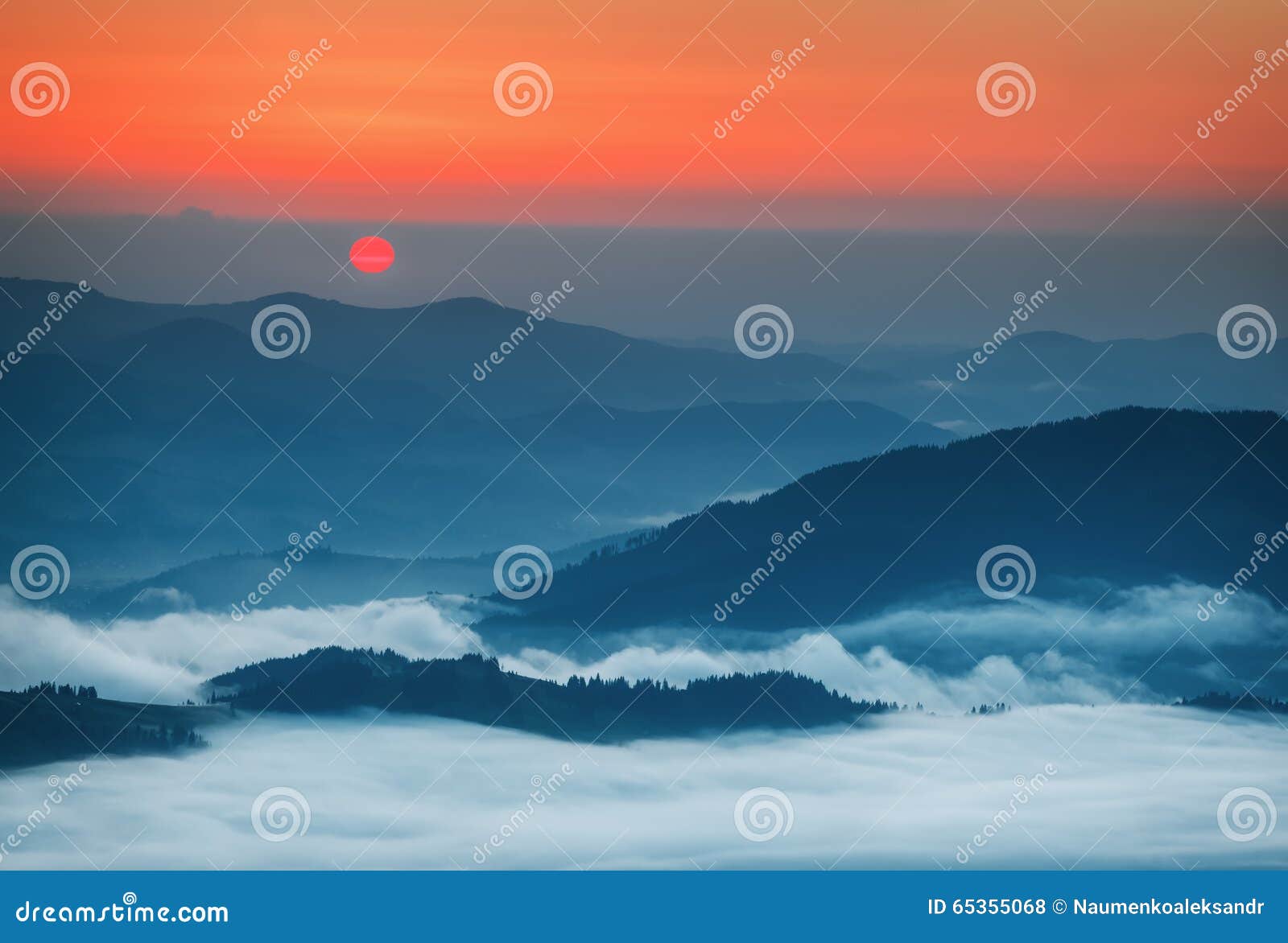Montagne carpatiche Montagne coperte in foschia ad alba. Bei paesaggi delle montagne